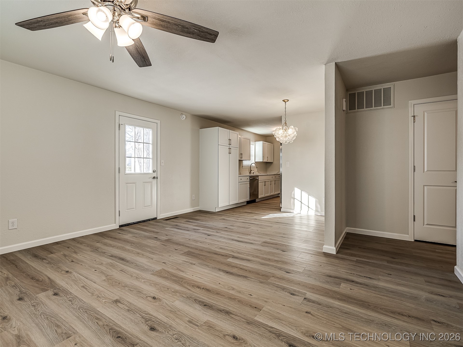 713 W Atlanta Place Property Photo 9