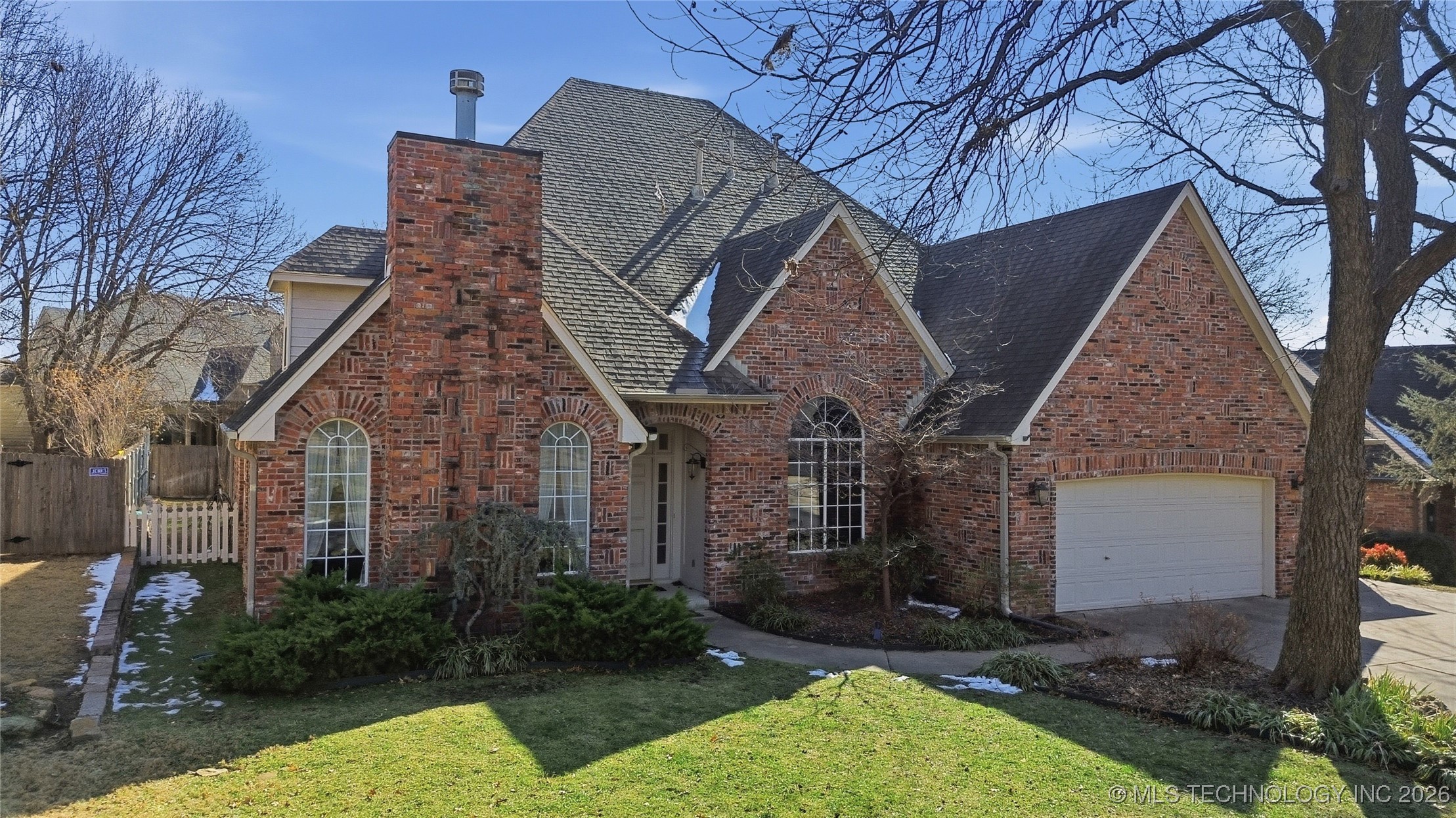 9021 S Maplewood Avenue Property Photo 1