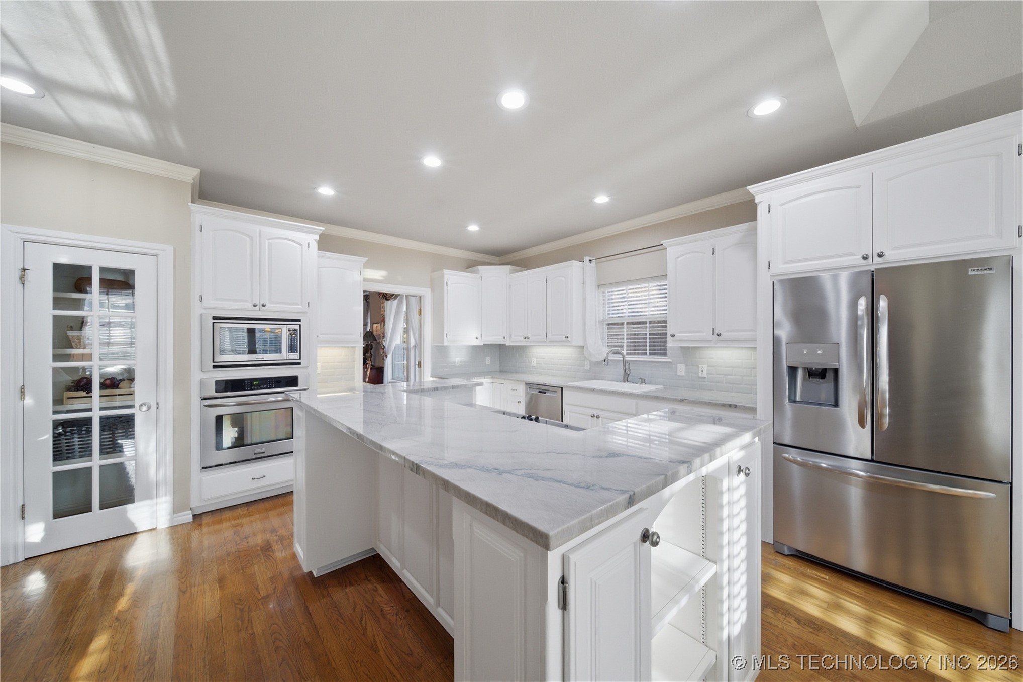 9021 S Maplewood Avenue Property Photo 4