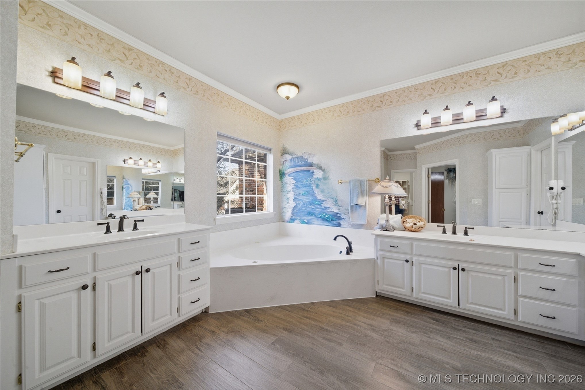 9021 S Maplewood Avenue Property Photo 6