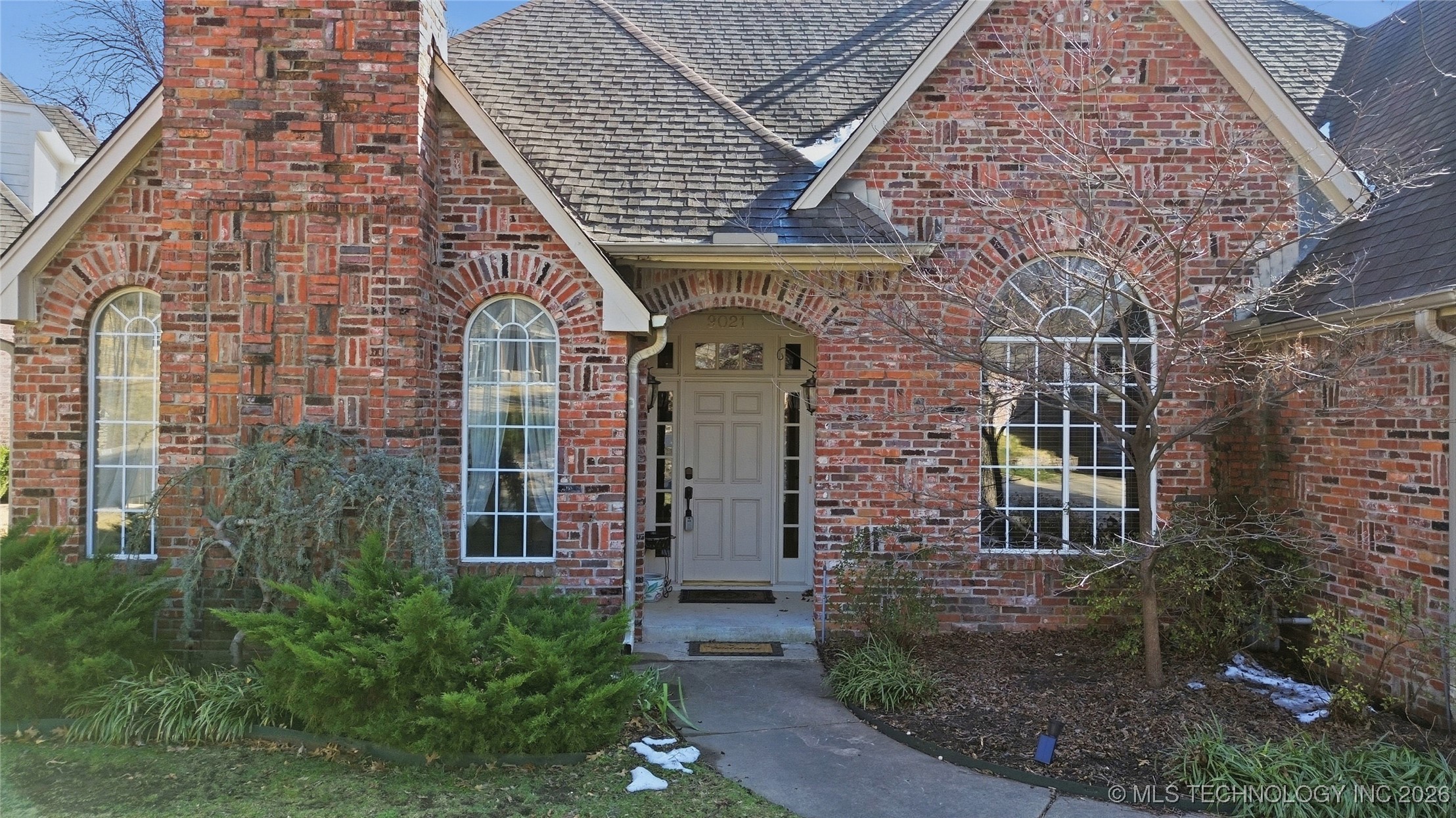 9021 S Maplewood Avenue Property Photo 8