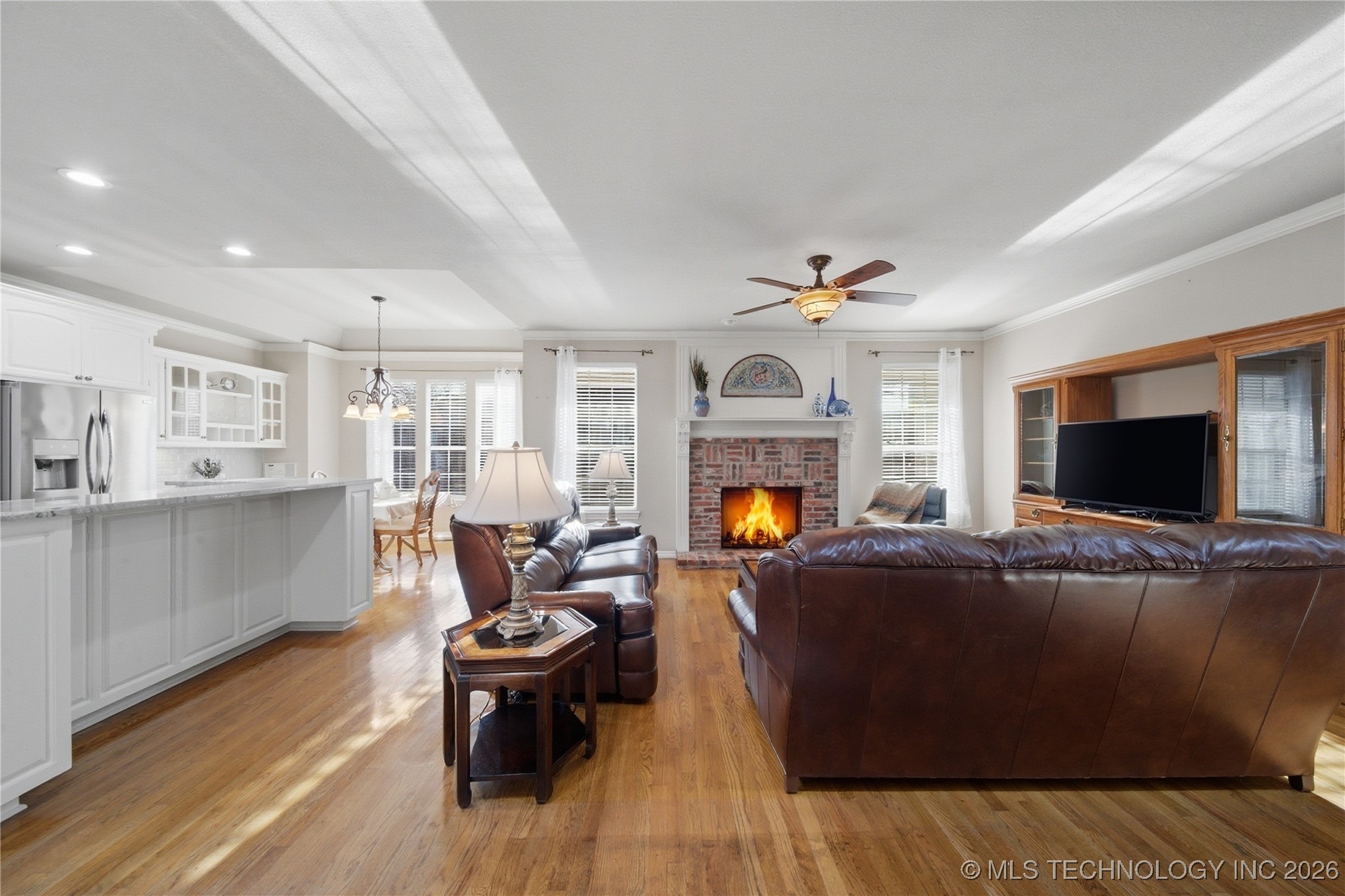 9021 S Maplewood Avenue Property Photo 12