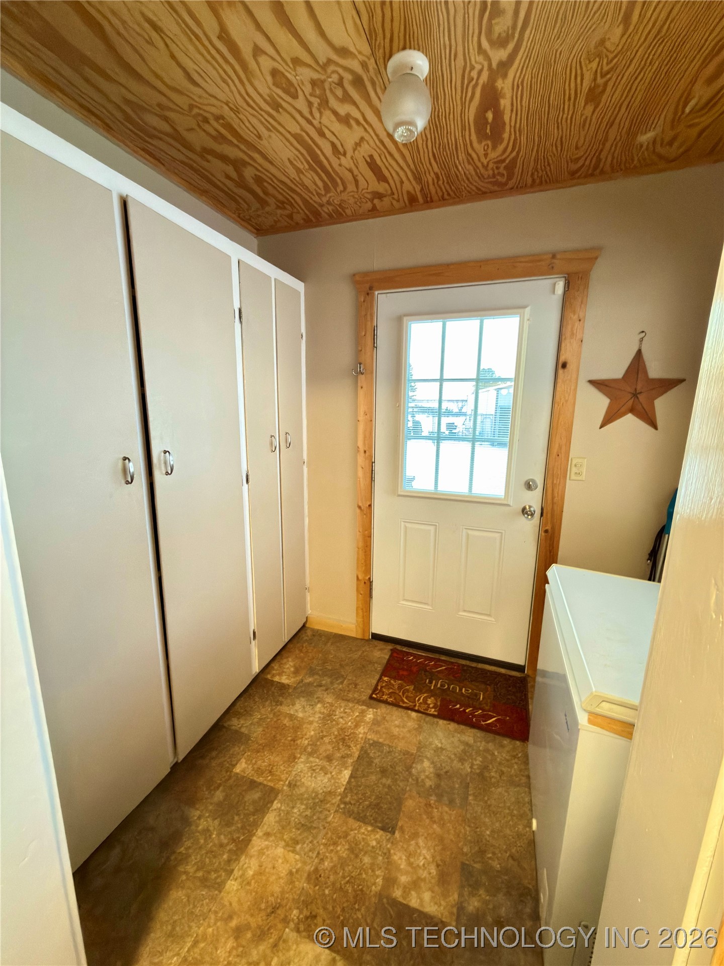 384105 E 1040 Property Photo 17