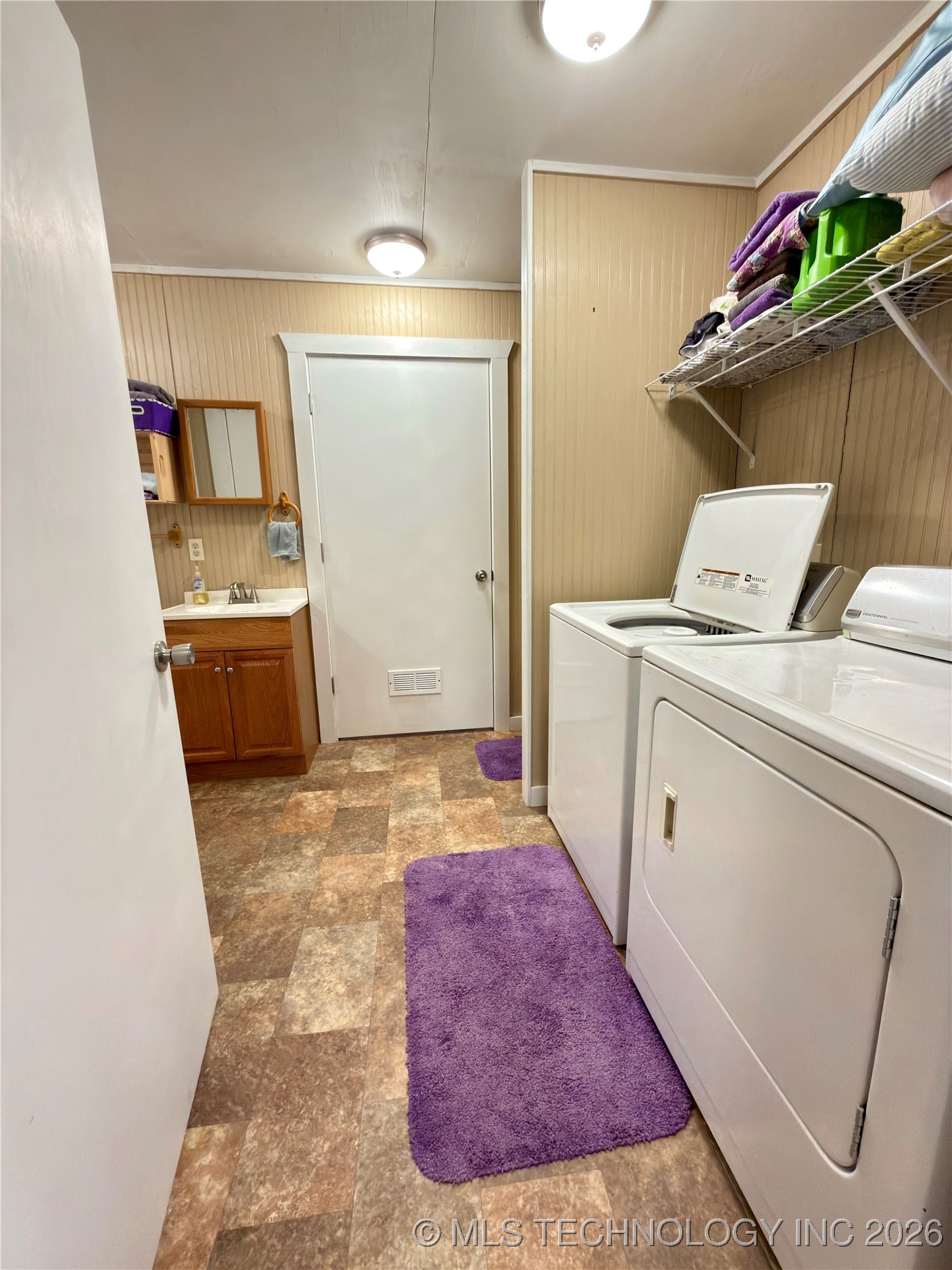 384105 E 1040 Property Photo 19