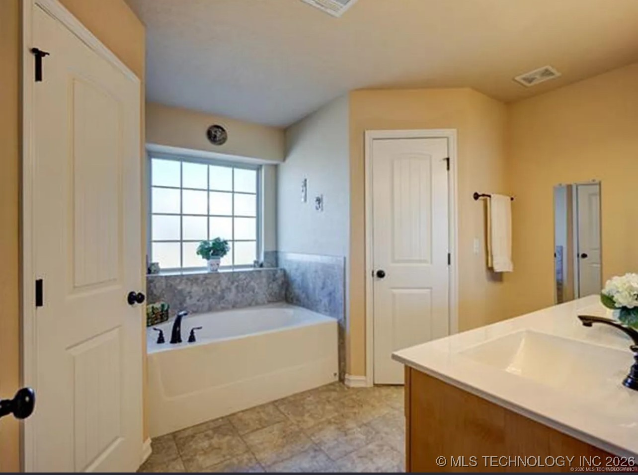 11009 Augusta Drive Property Photo 7