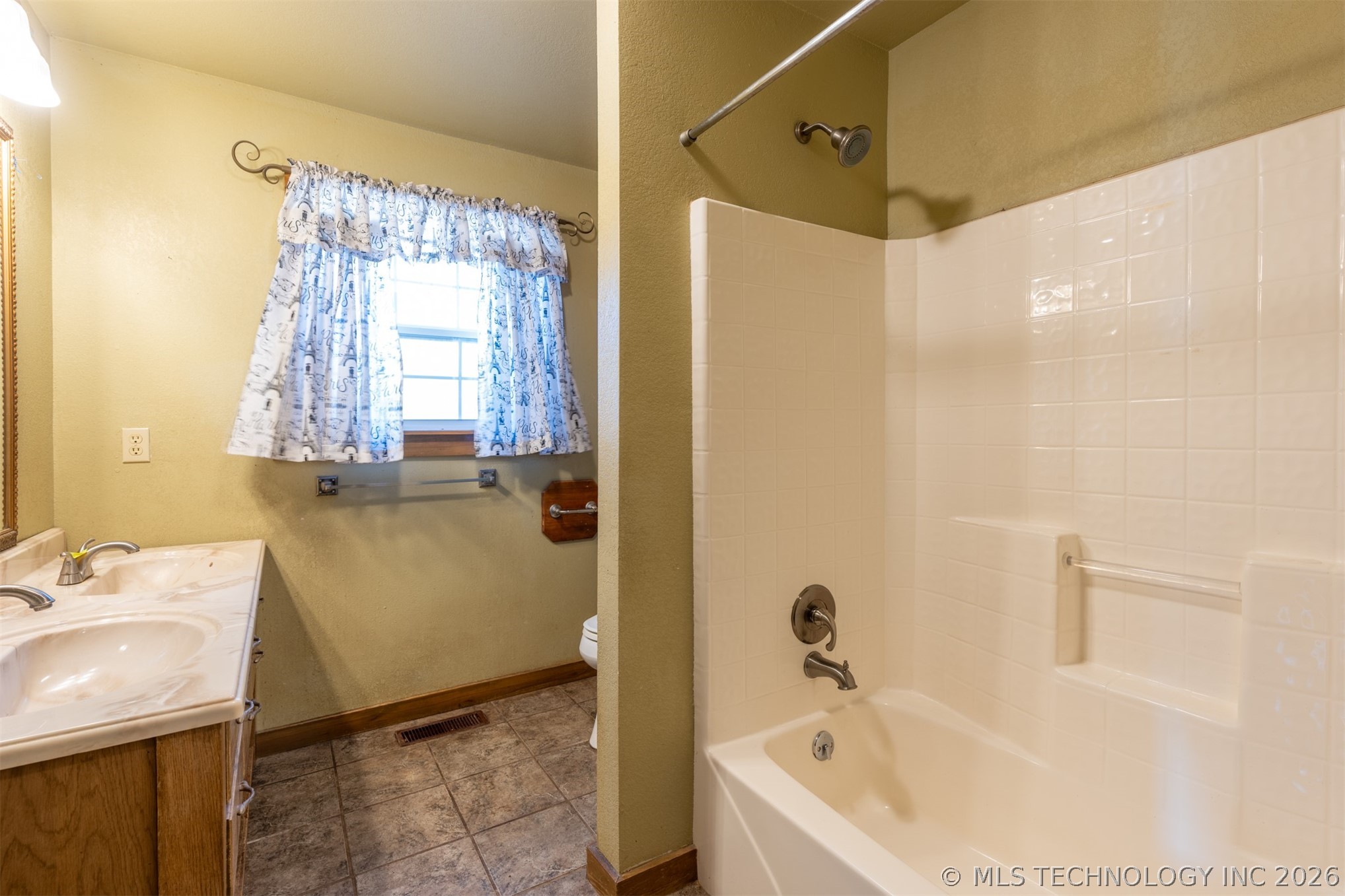 376121 E 1140 Property Photo 16