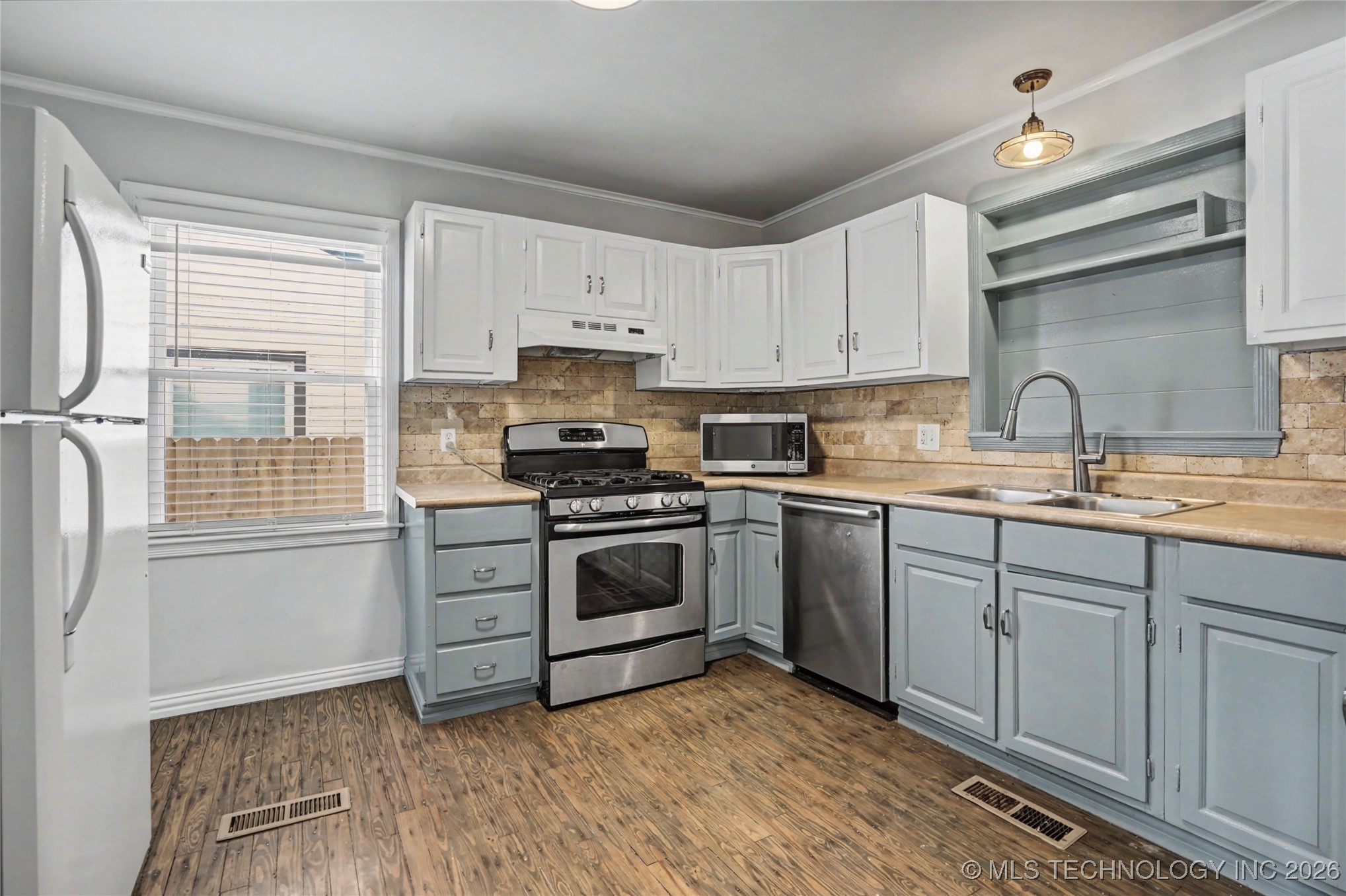 261 E 45th Court Property Photo 4