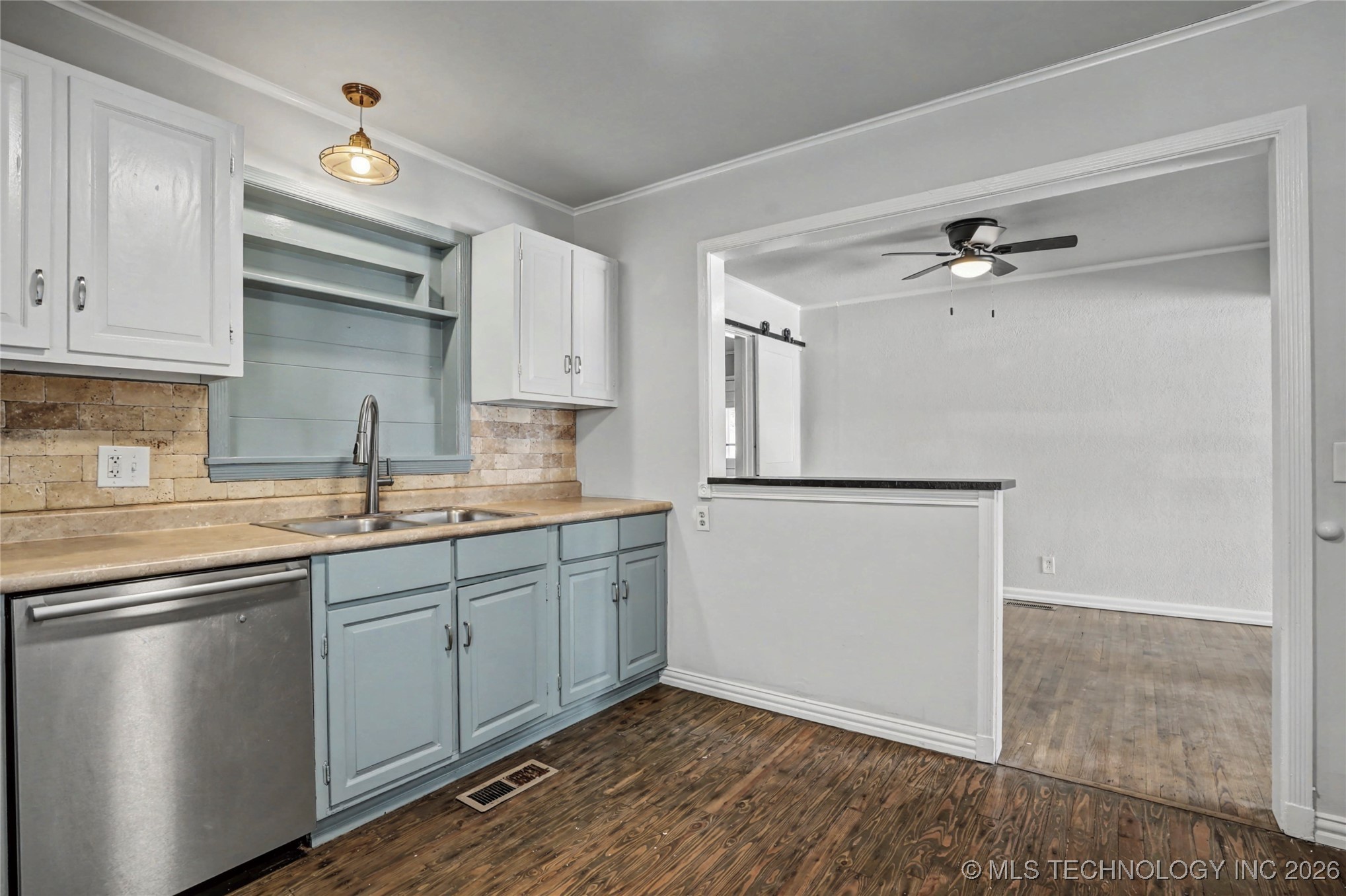 261 E 45th Court Property Photo 5