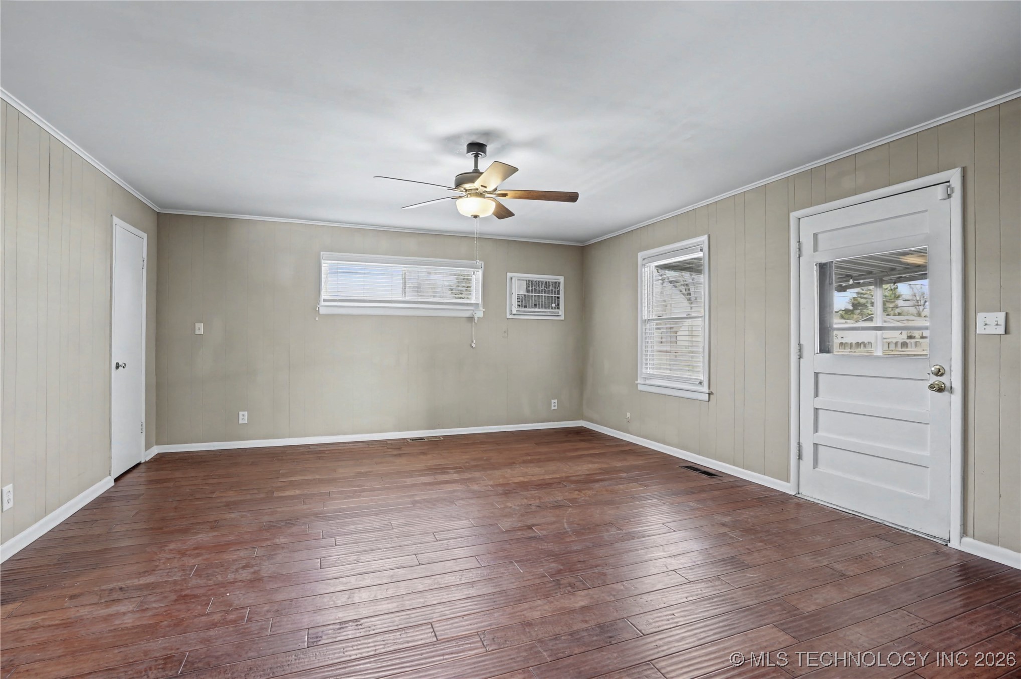 261 E 45th Court Property Photo 9