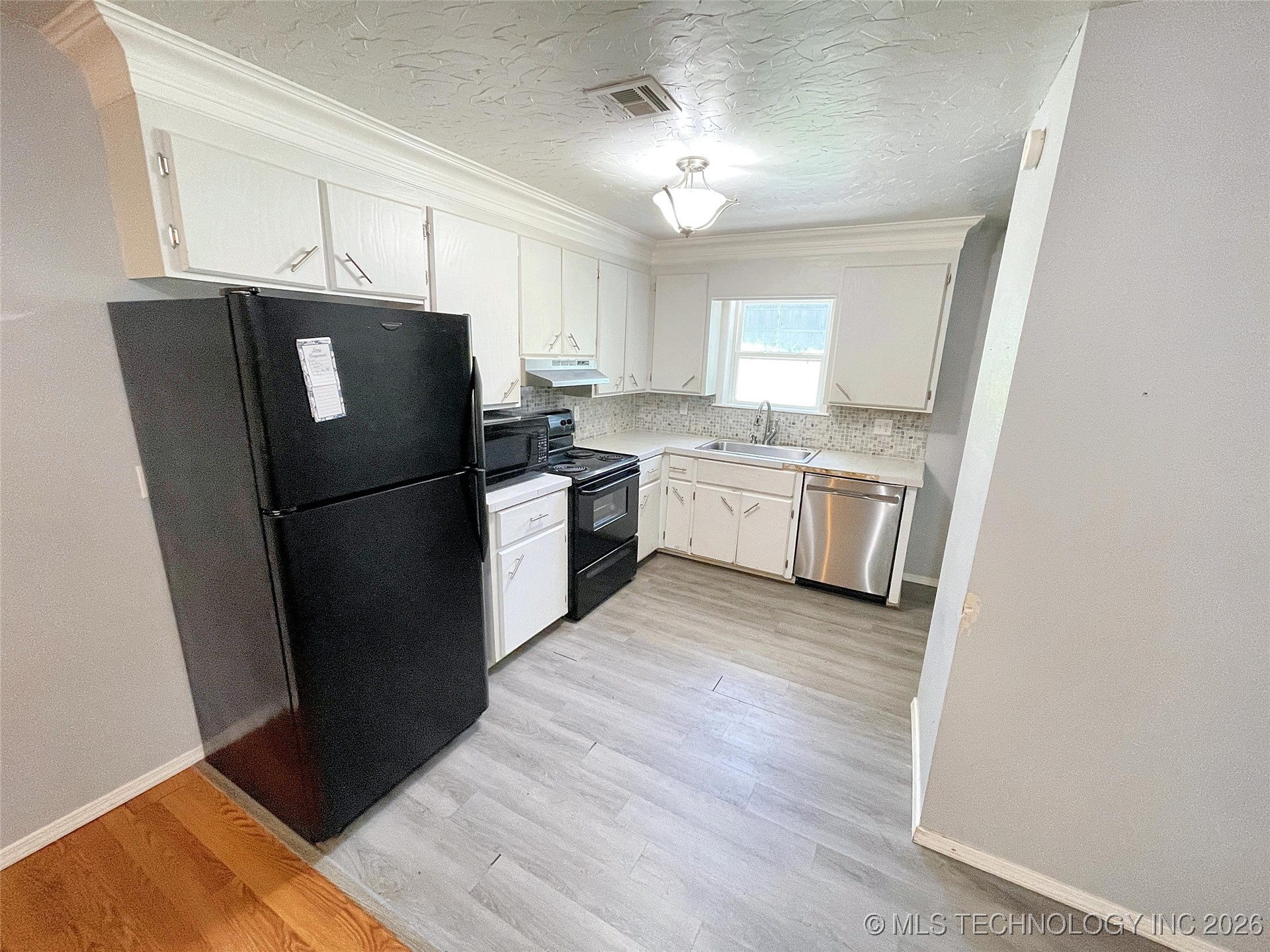 511 W Allen Road Property Photo 3