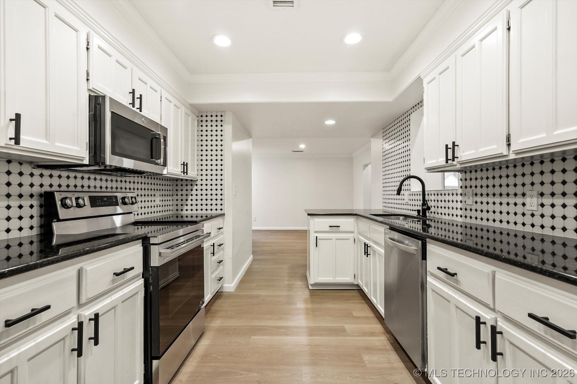 2416 S Elder Avenue Property Photo 15