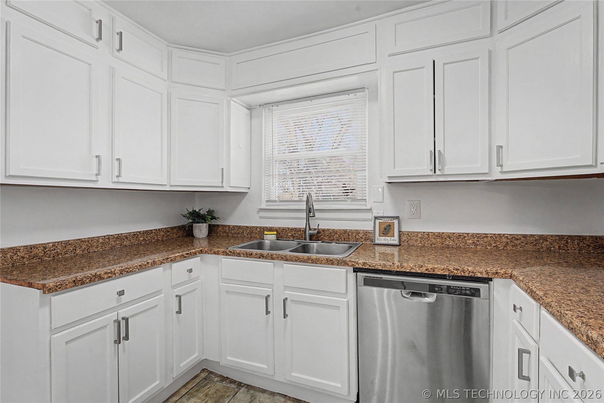 1805 S Osage Avenue Property Photo 9