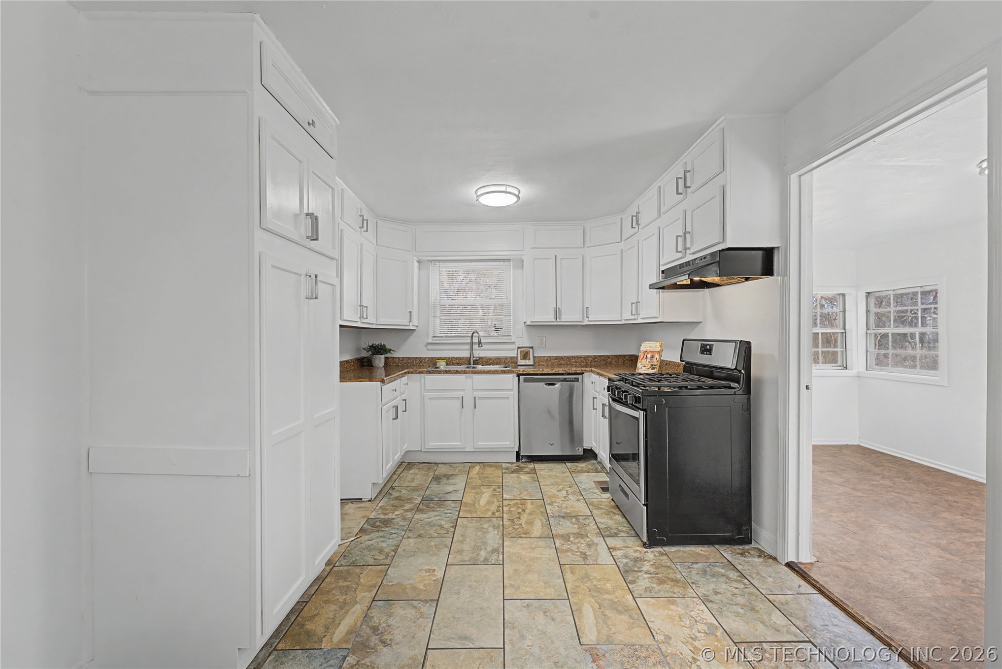 1805 S Osage Avenue Property Photo 10