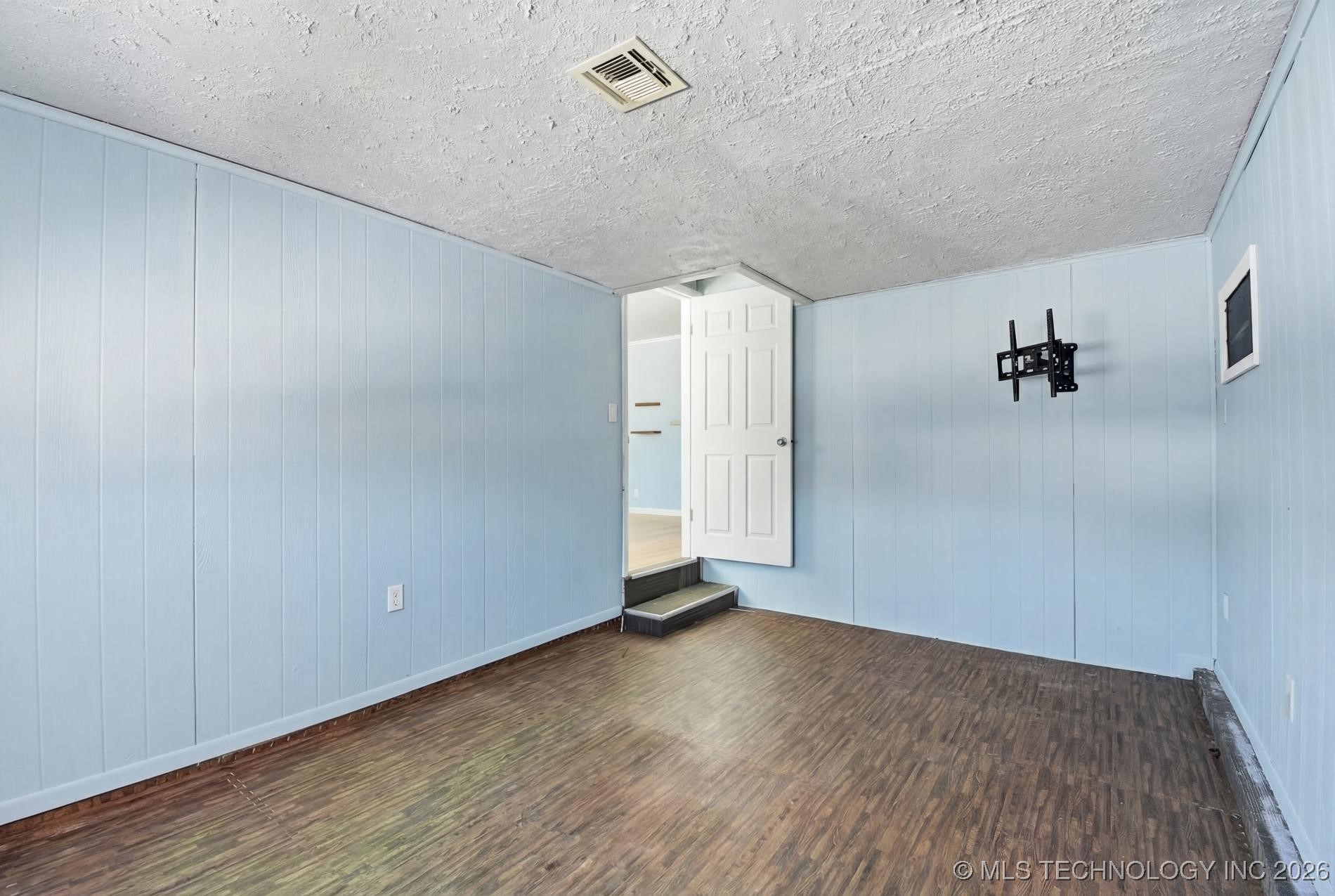 424 S 69th East Avenue Property Photo 10