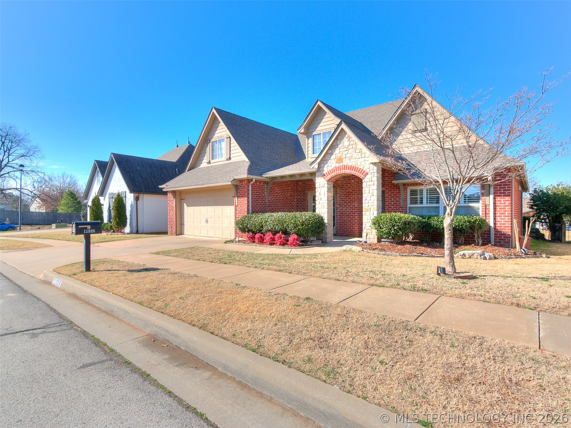 11328 S 75th Avenue E Property Photo 3