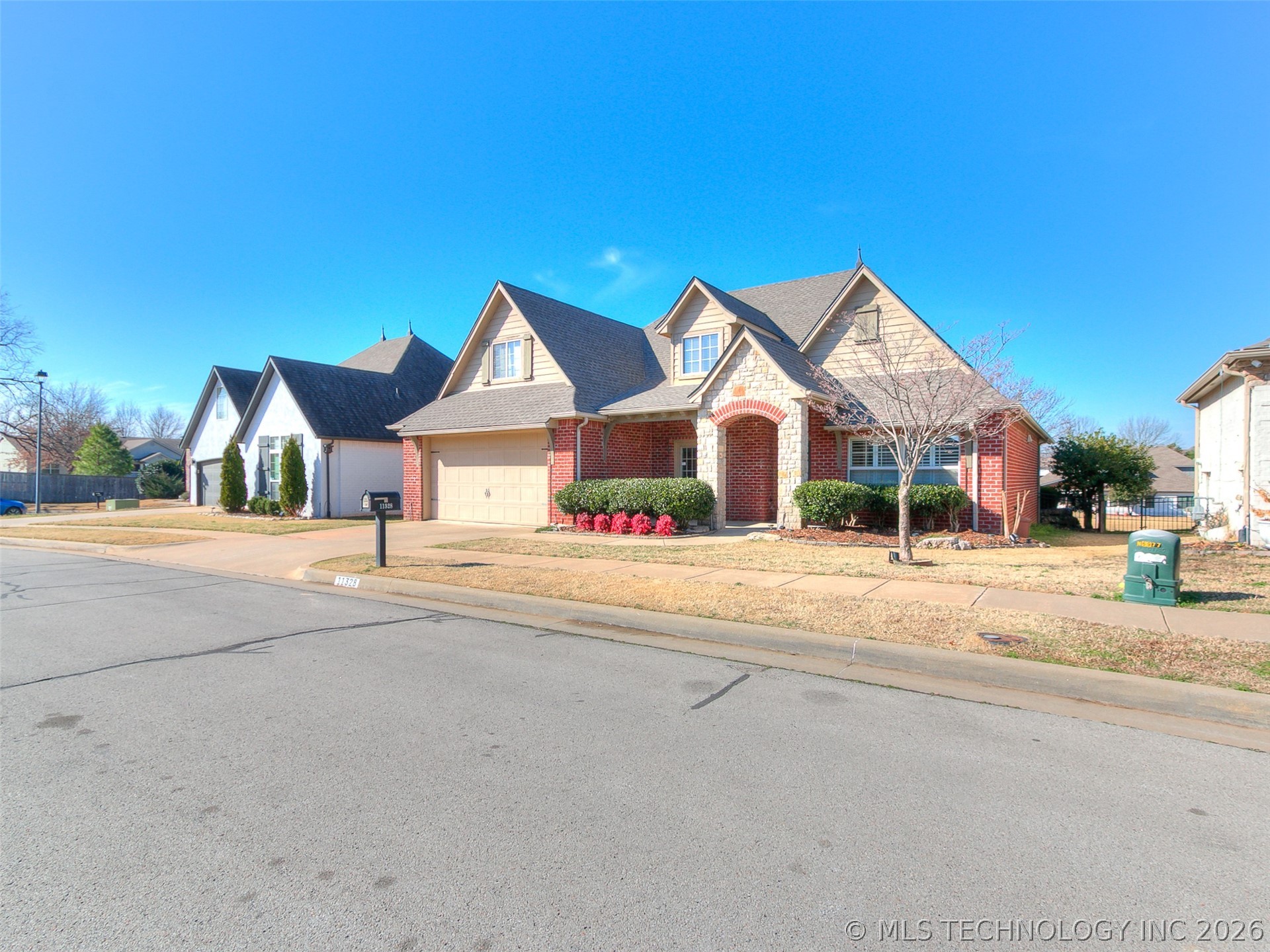 11328 S 75th Avenue E Property Photo 4