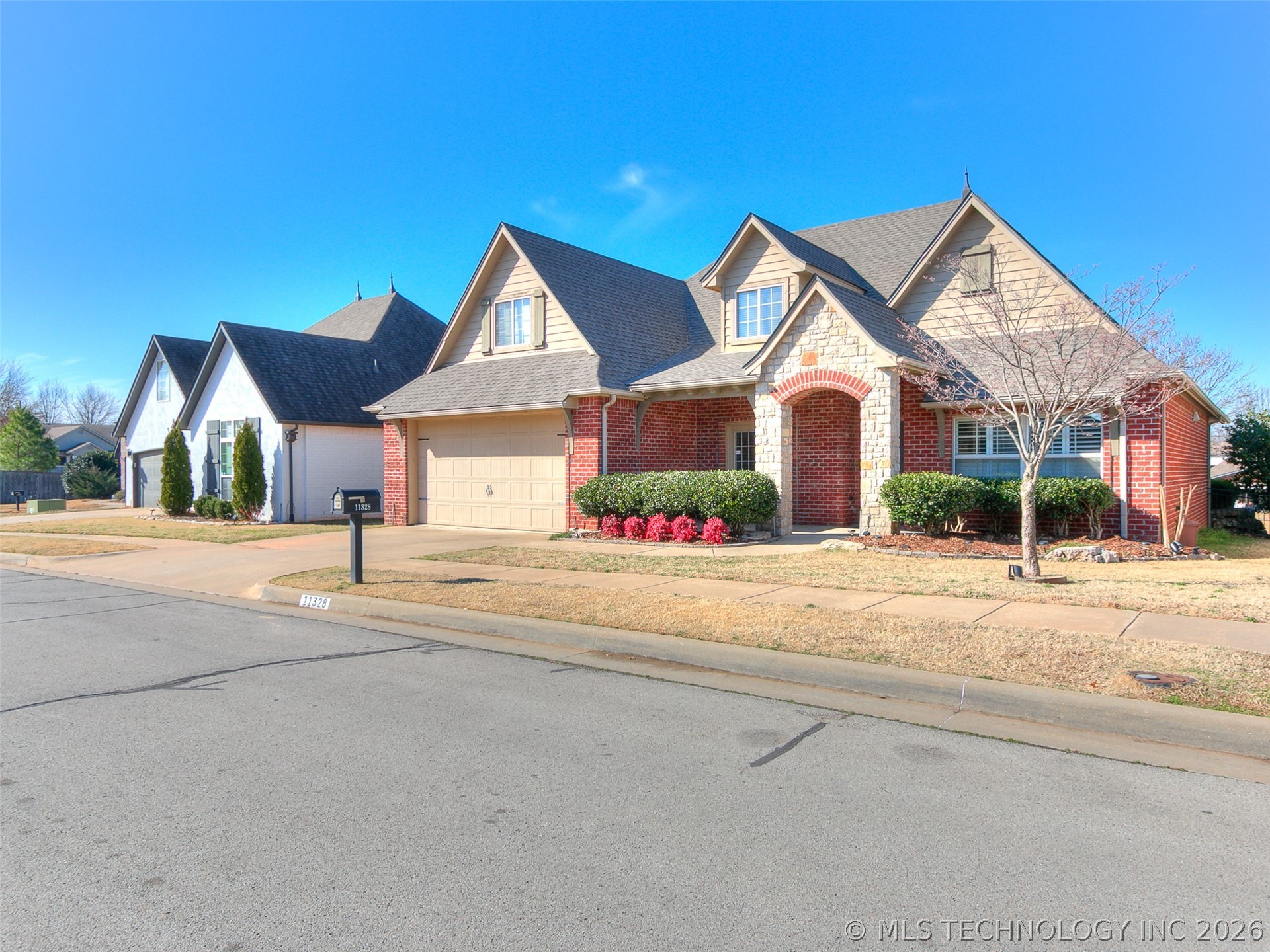 11328 S 75th Avenue E Property Photo 5