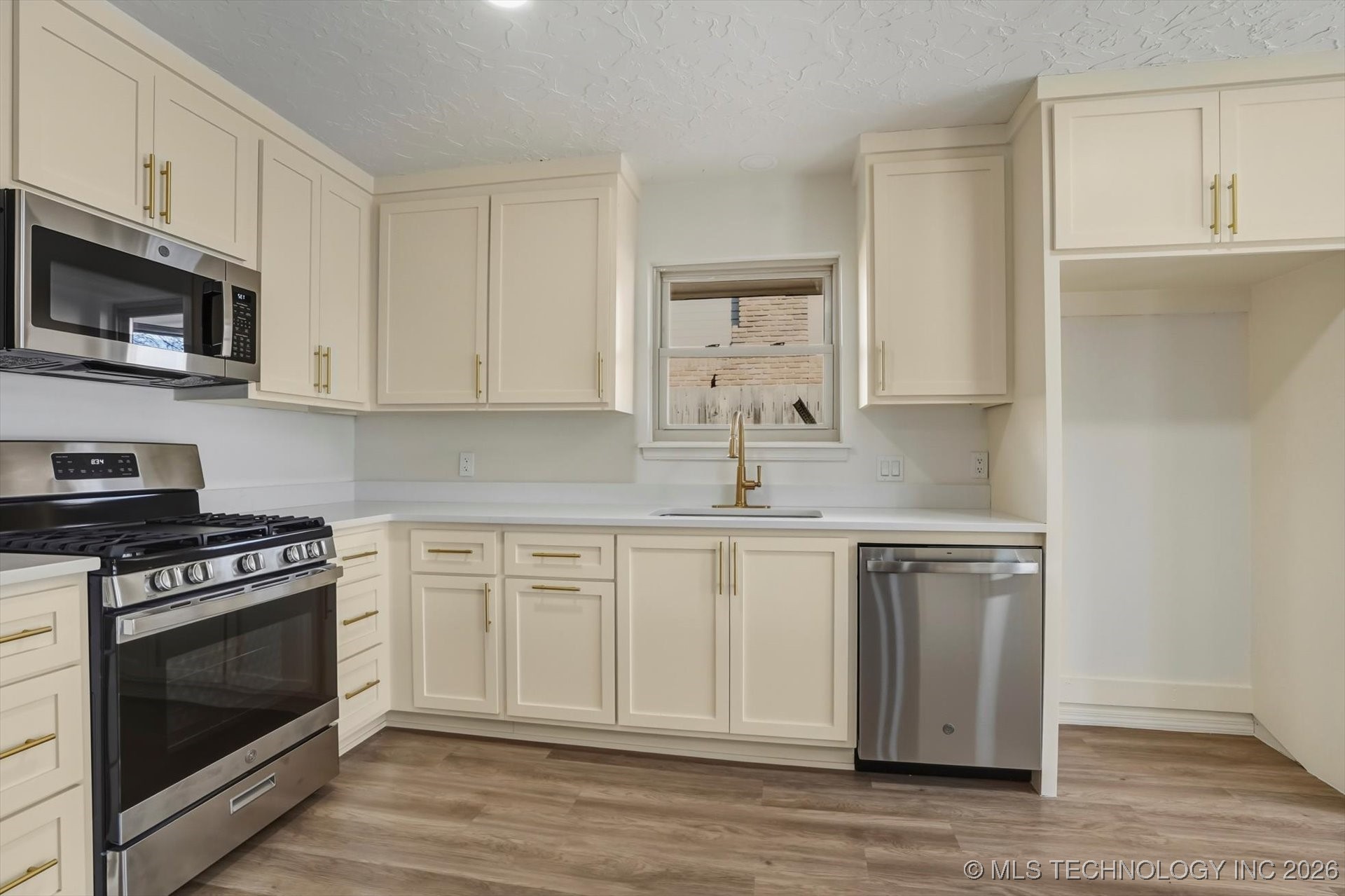 6803 S 77th East Avenue Property Photo 12