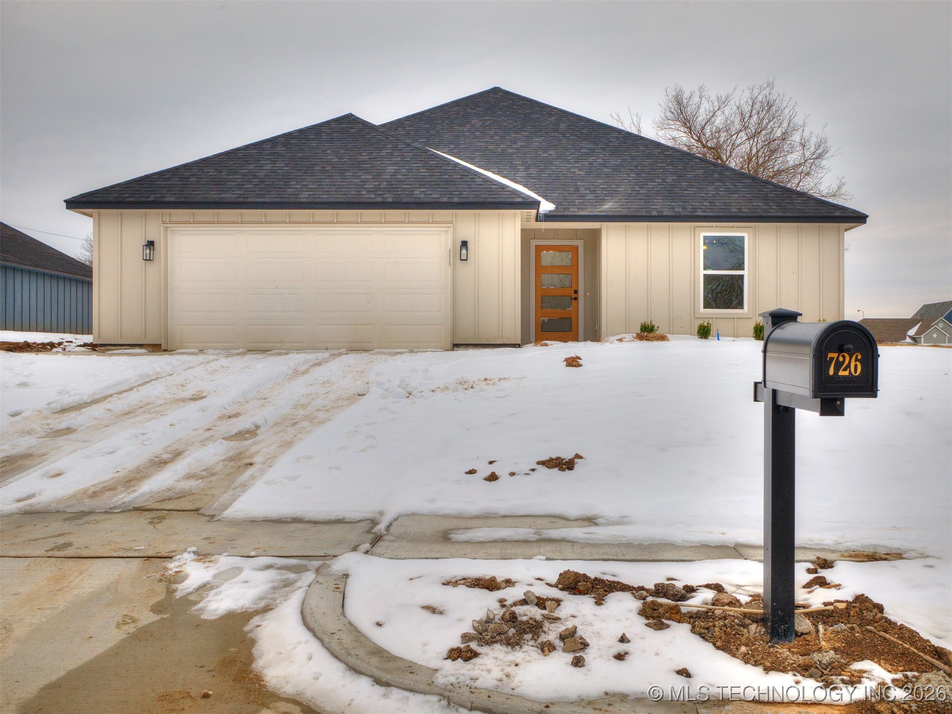 726 E 38th Street N Property Photo 1