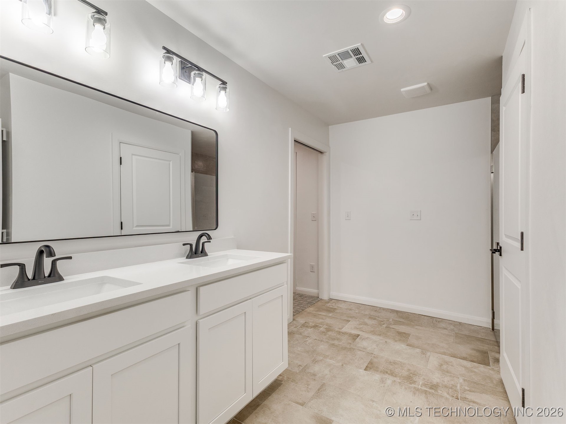 726 E 38th Street N Property Photo 18