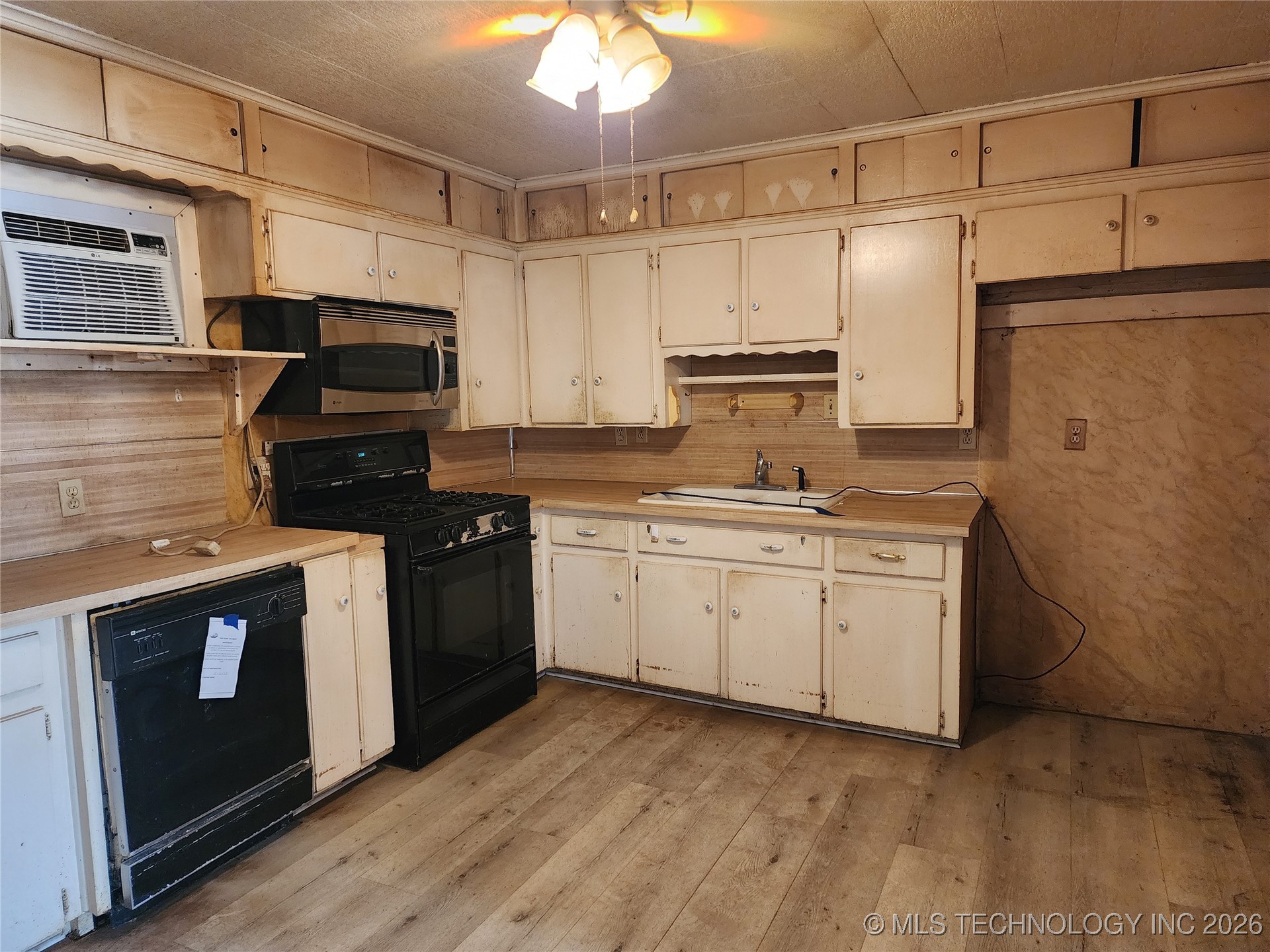 7591 W 75th Street Property Photo 8