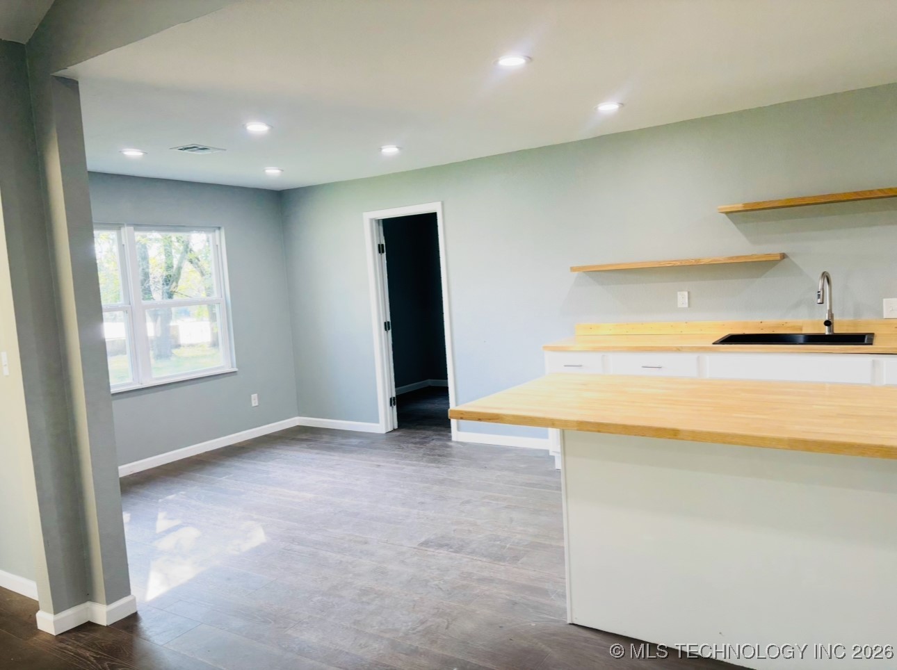 110 N 65th West Avenue Property Photo 8