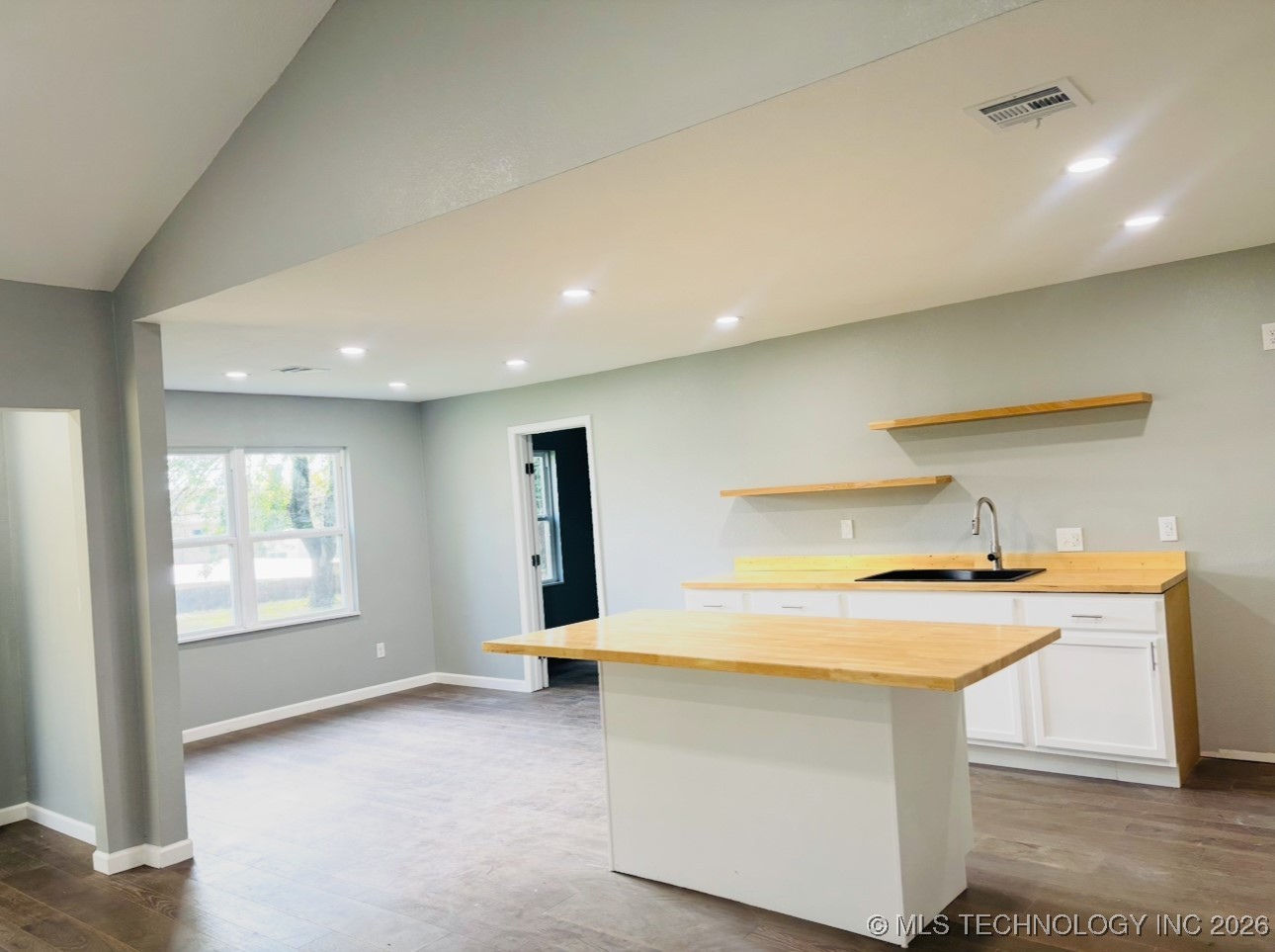 110 N 65th West Avenue Property Photo 12