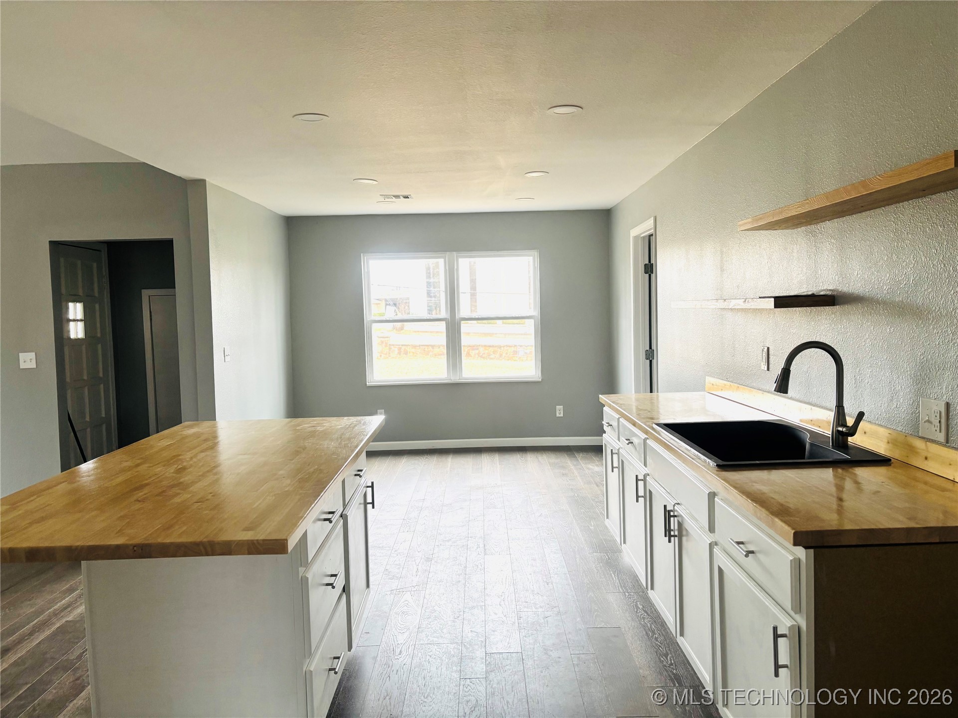 110 N 65th West Avenue Property Photo 25