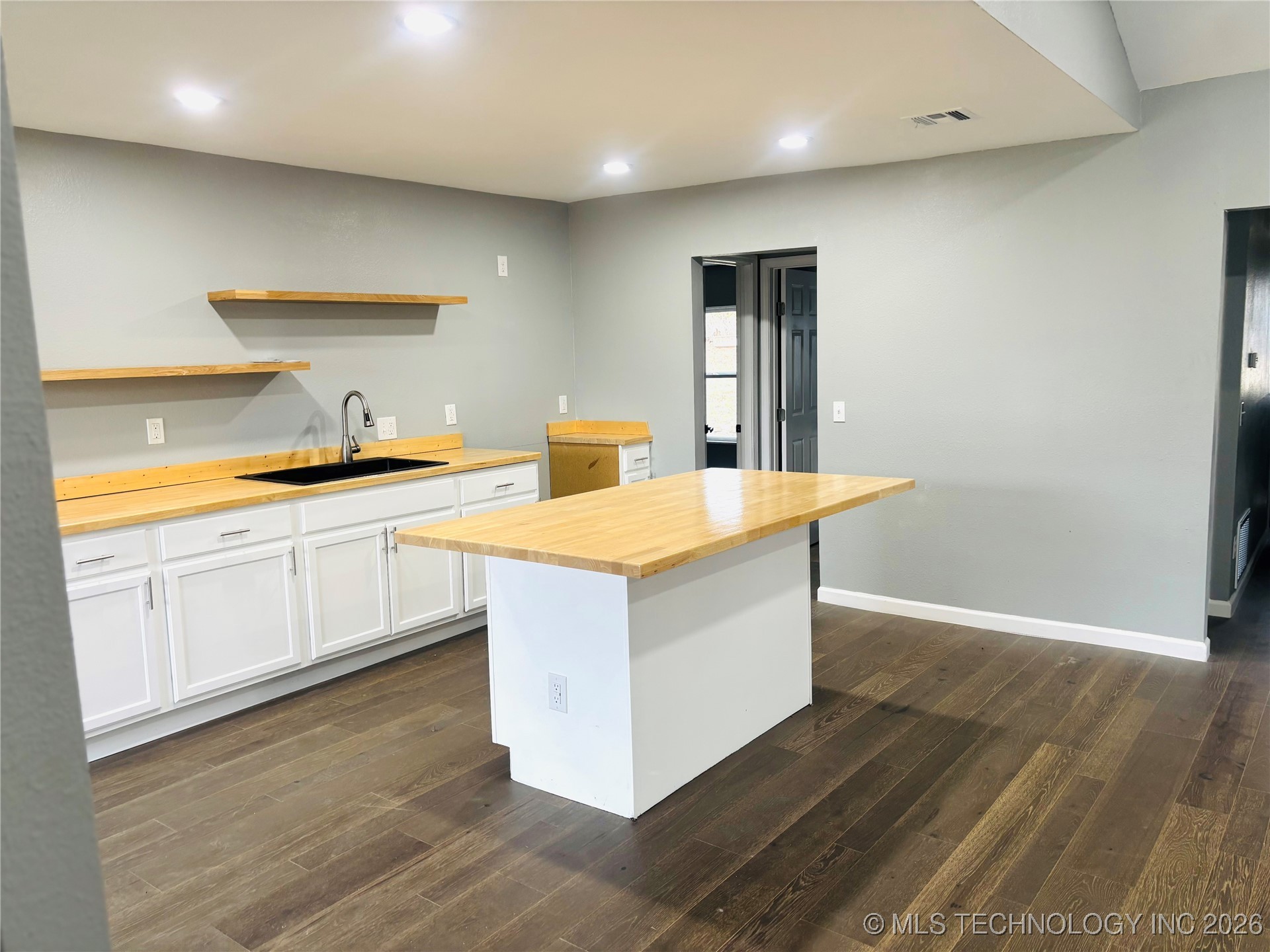 110 N 65th West Avenue Property Photo 33