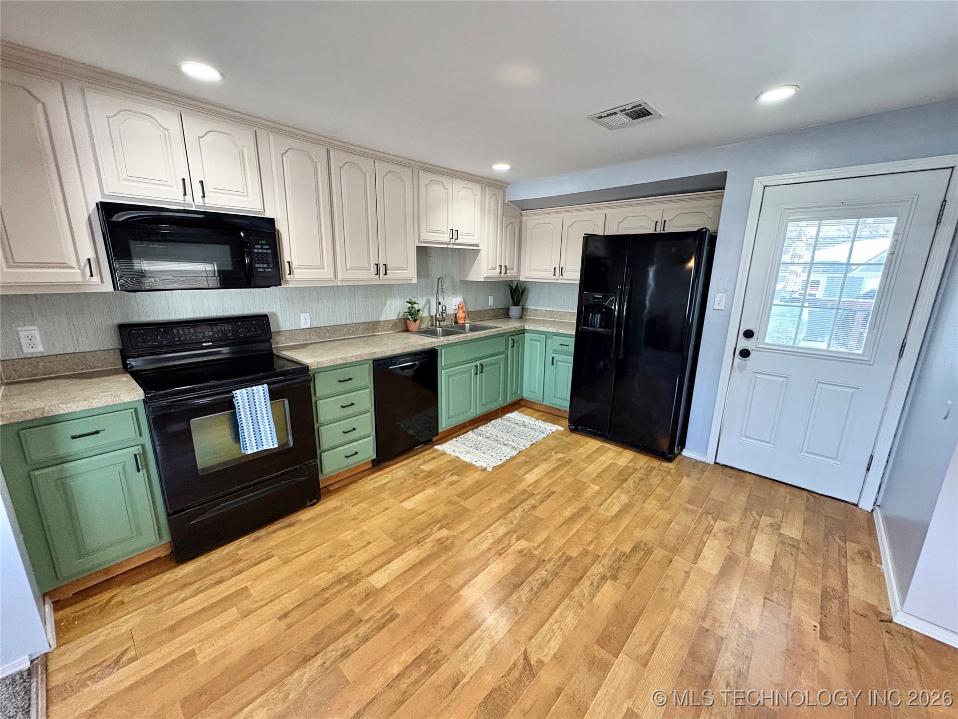 313 E Ash Avenue Property Photo 2