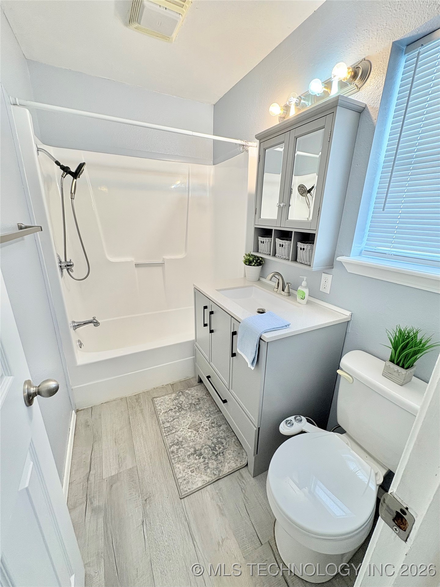 313 E Ash Avenue Property Photo 5