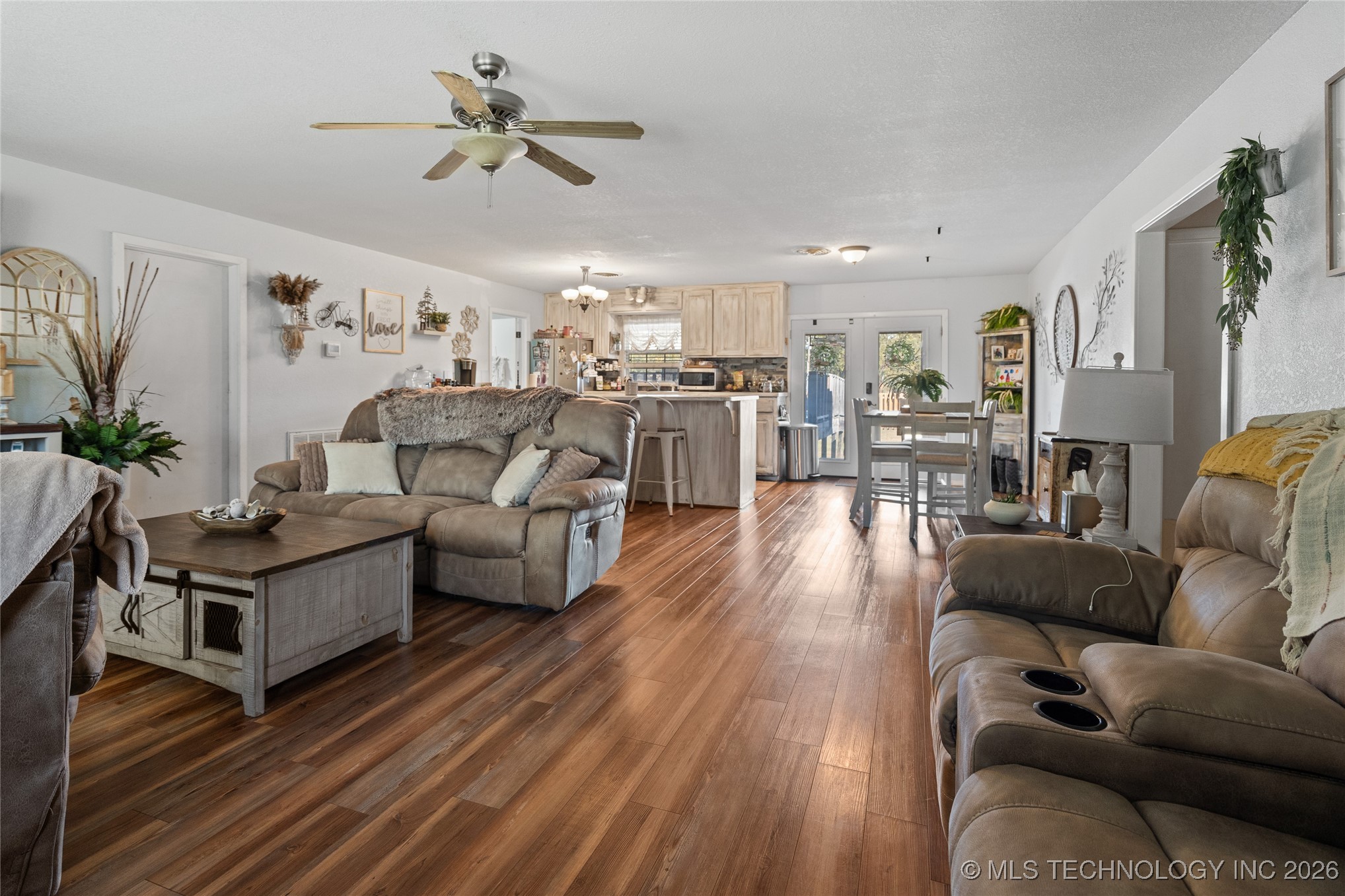 300 S 1st Street Property Photo 4