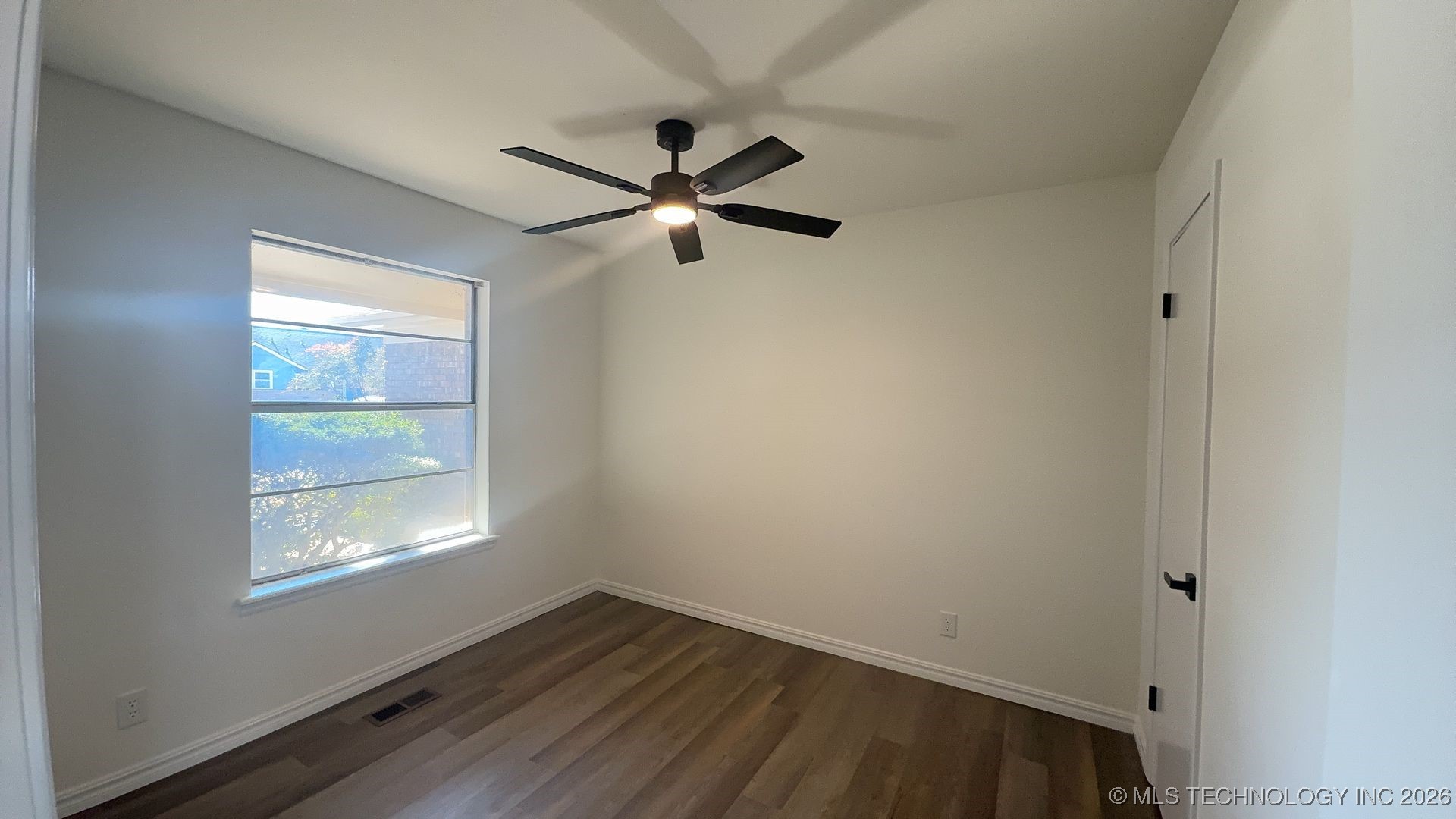 427 E F Street N Property Photo 8