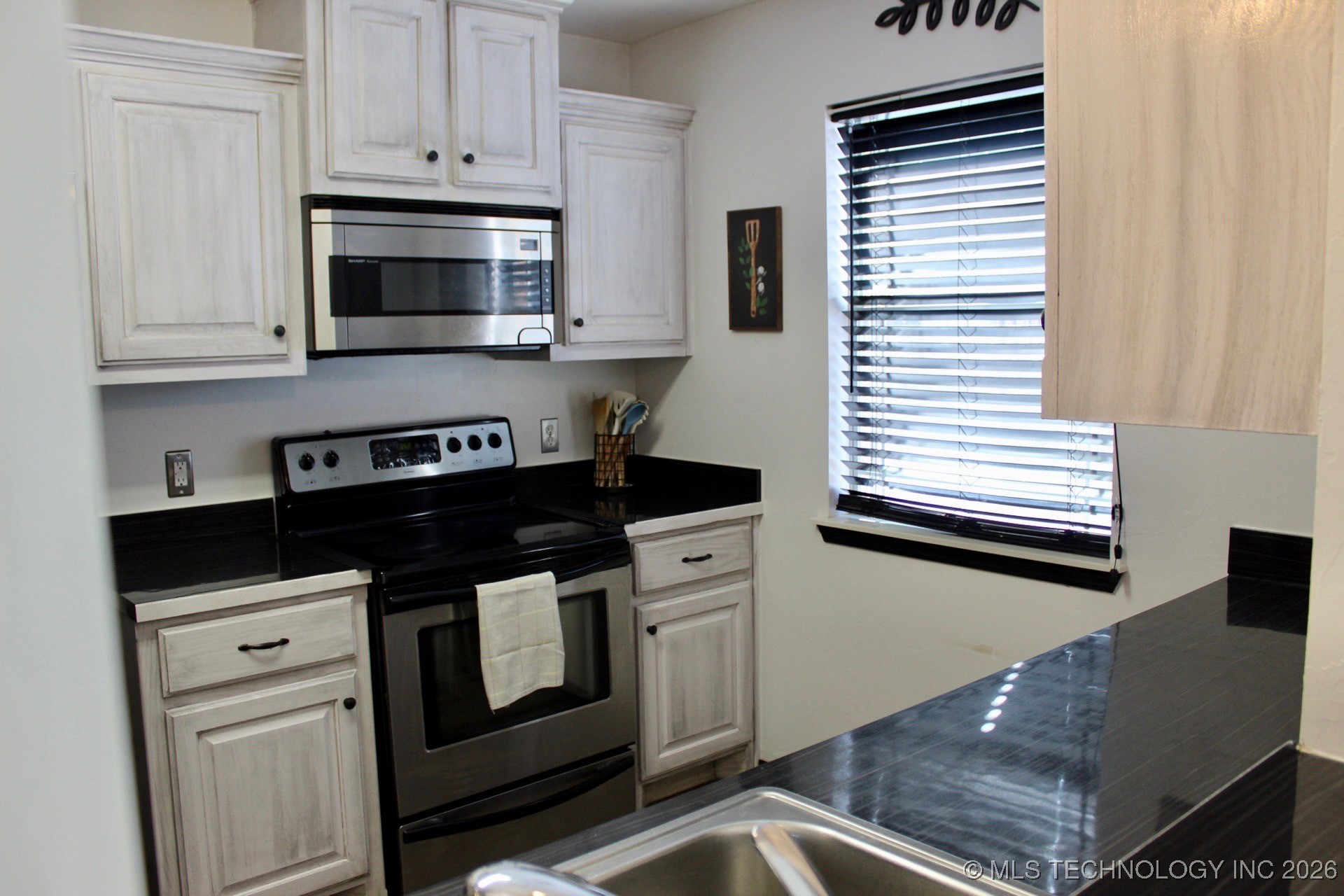 821 Cardinal Street Property Photo 5