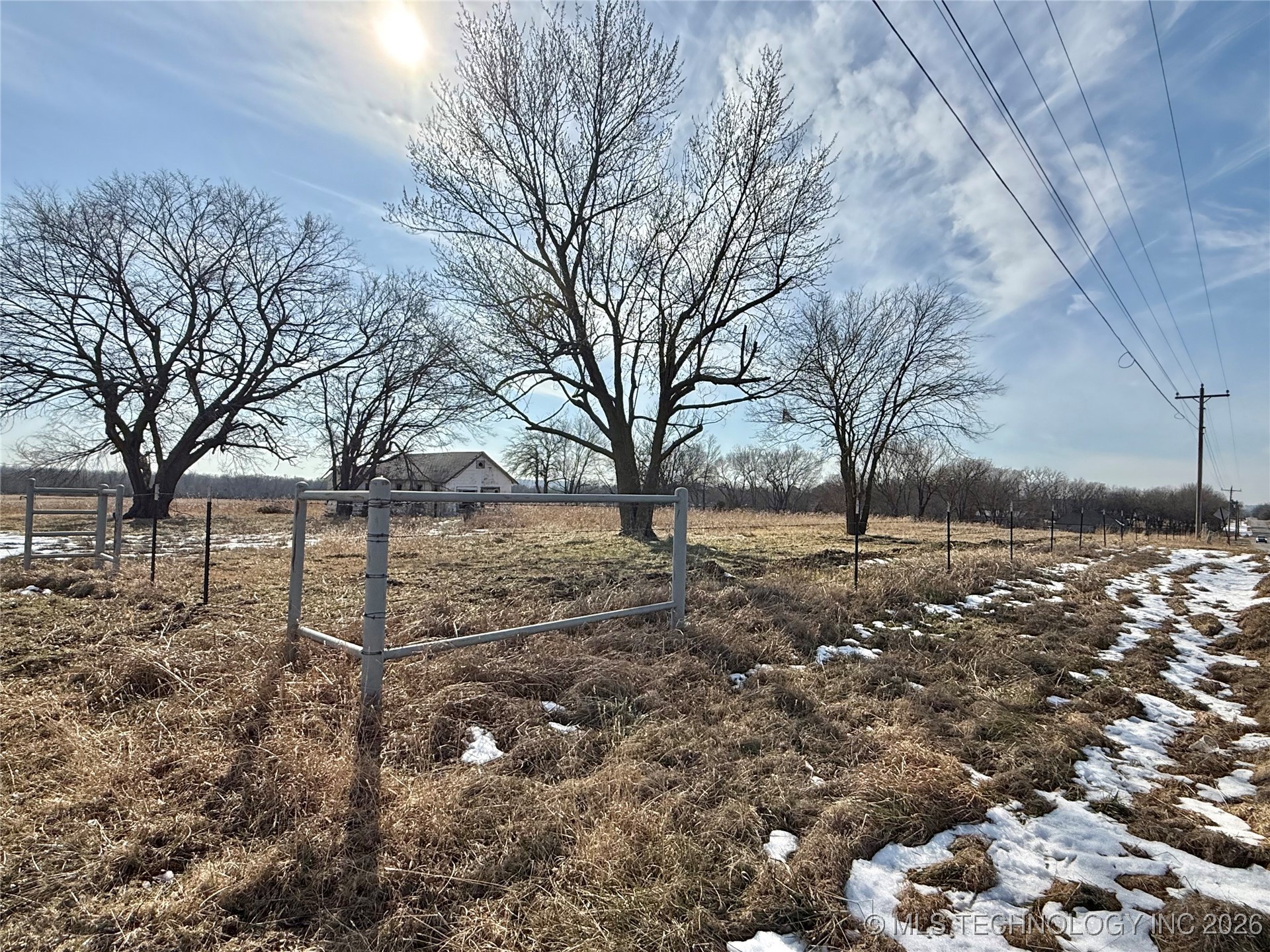 W Oak Street Property Photo 4