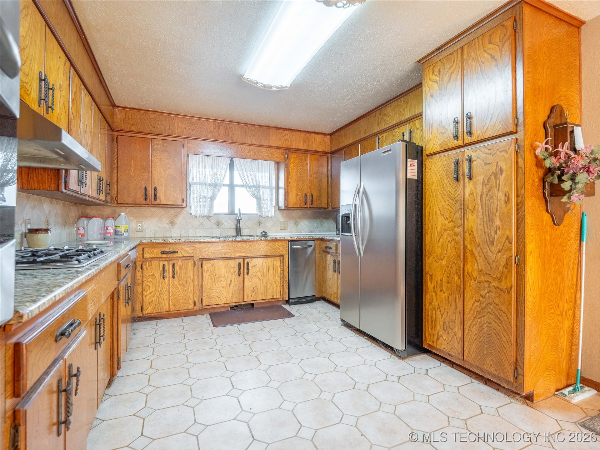 2909 N Hickory Property Photo 16