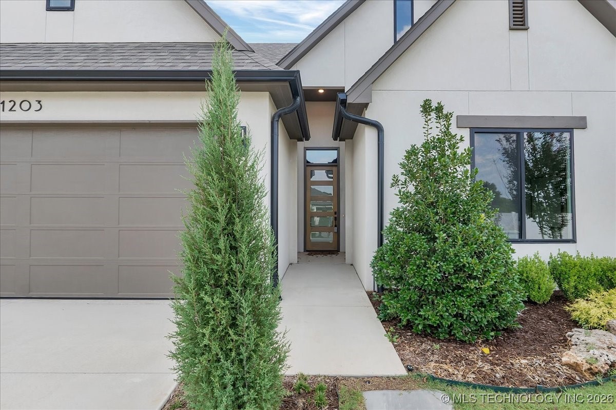 1203 N 71st Place Property Photo 3