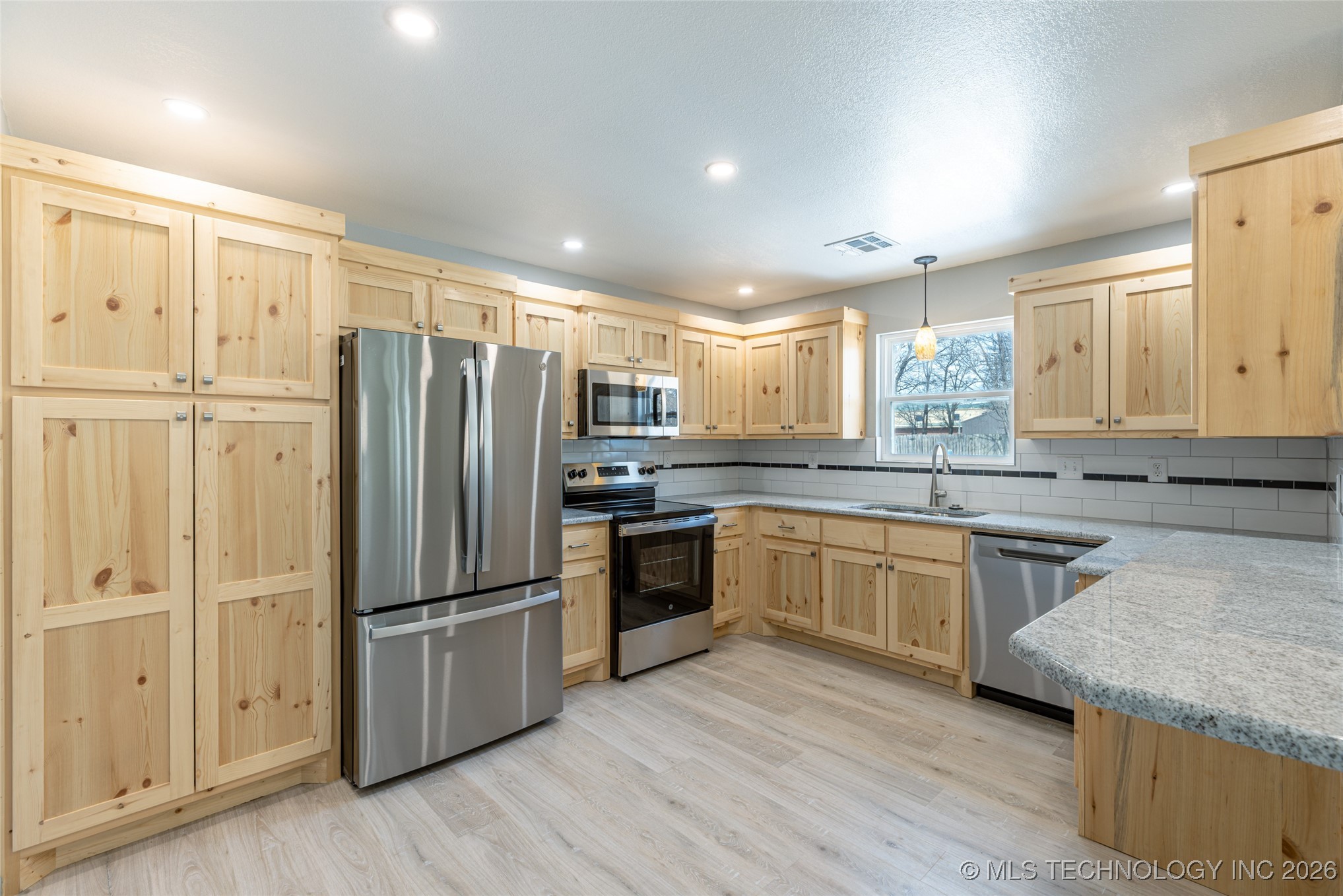 120 E 7th Street Property Photo 14