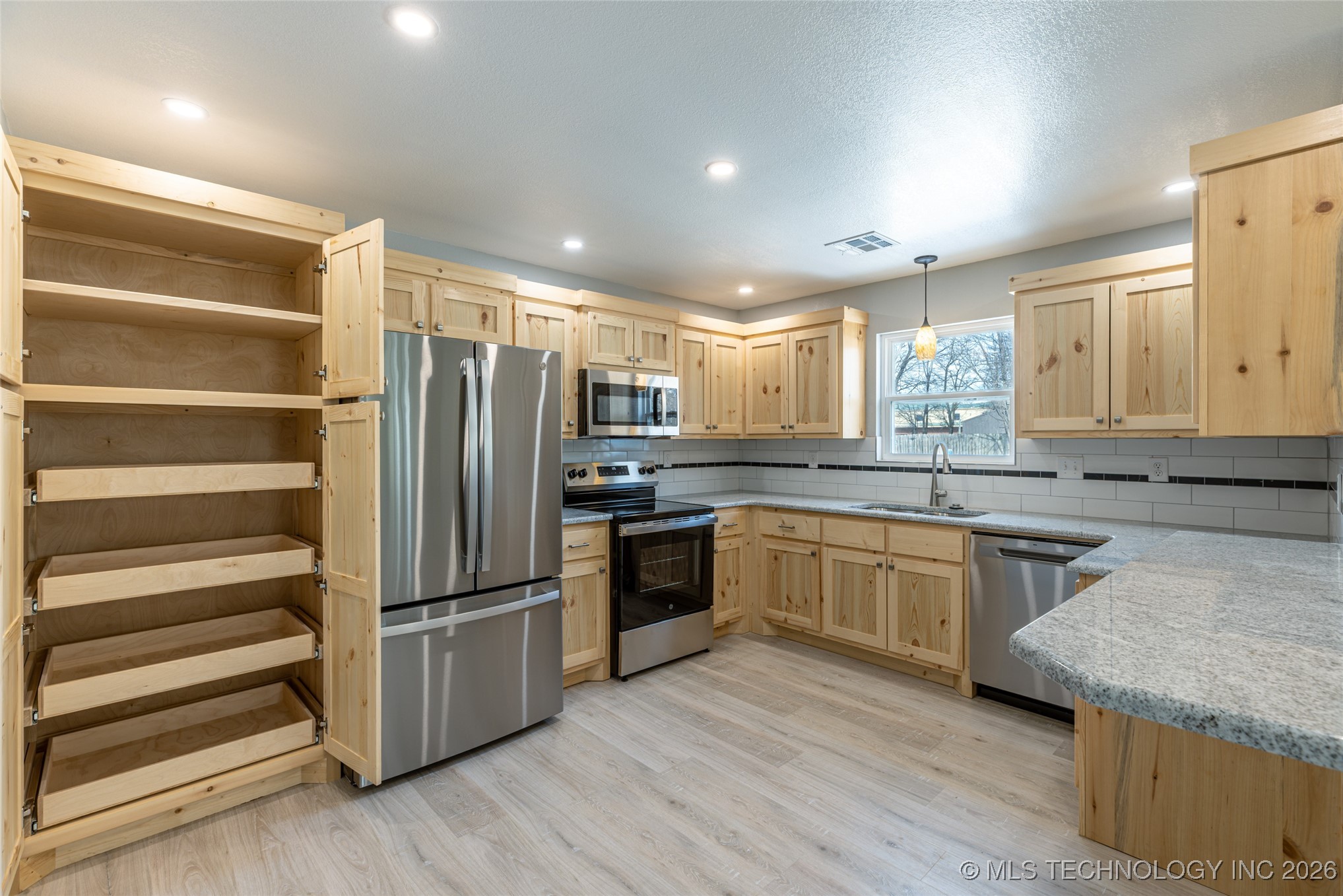 120 E 7th Street Property Photo 15