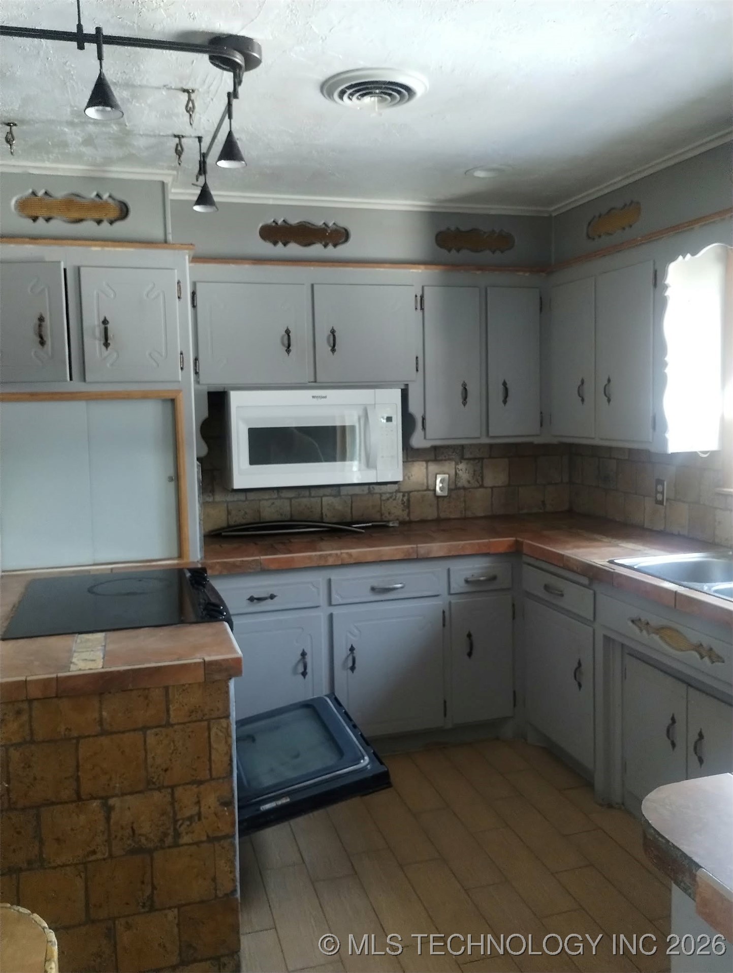 1035 N 89th East Avenue Property Photo 10