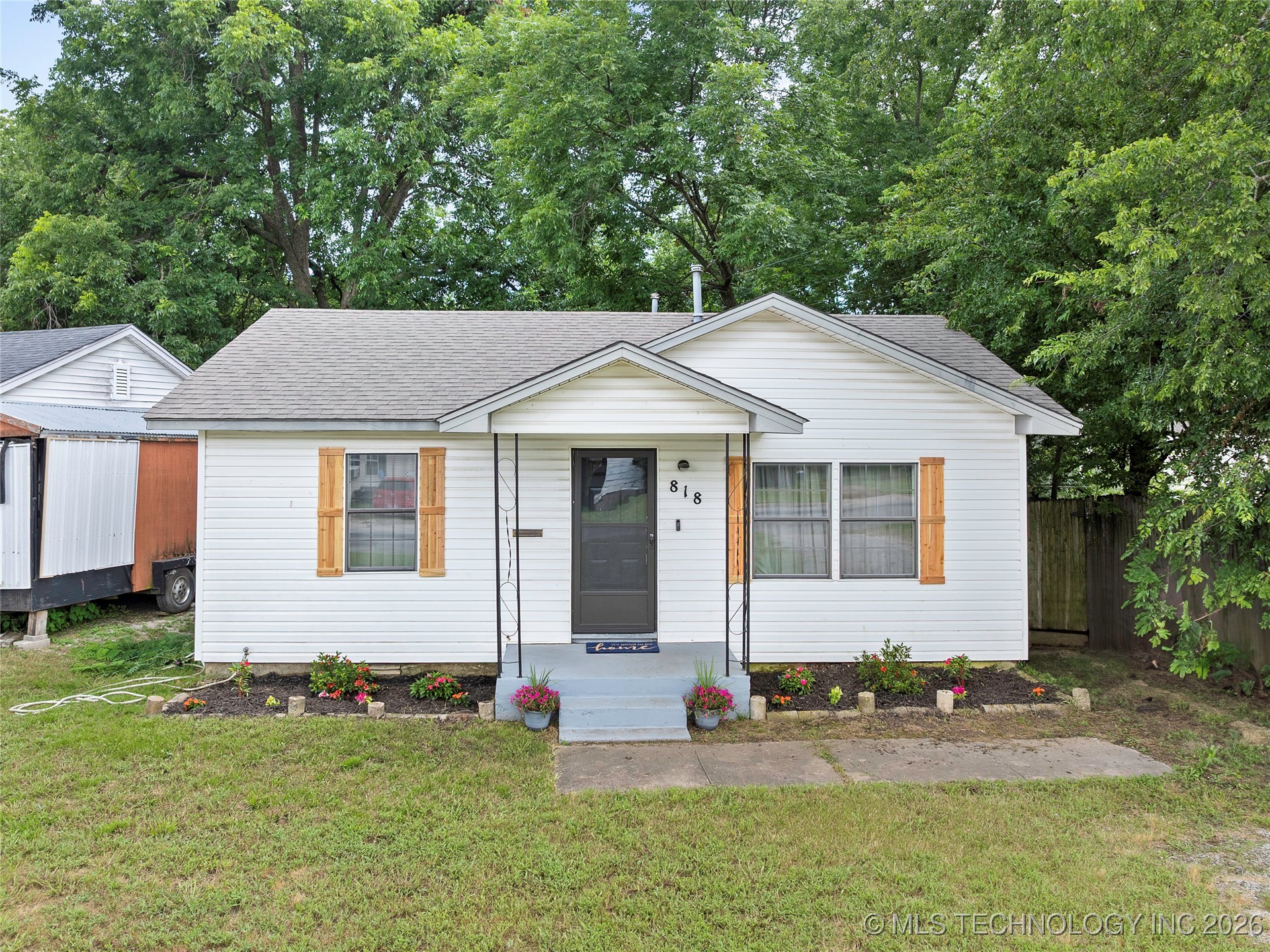 818 Northwest Boulevard Property Photo 1