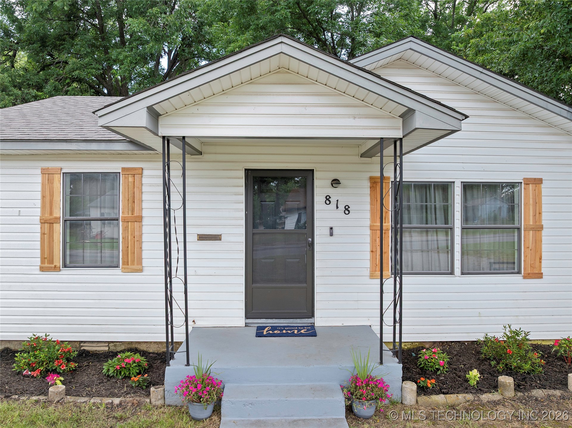 818 Northwest Boulevard Property Photo 2