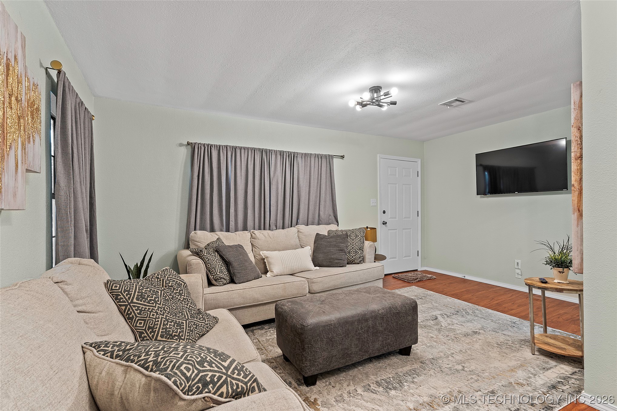 818 Northwest Boulevard Property Photo 5