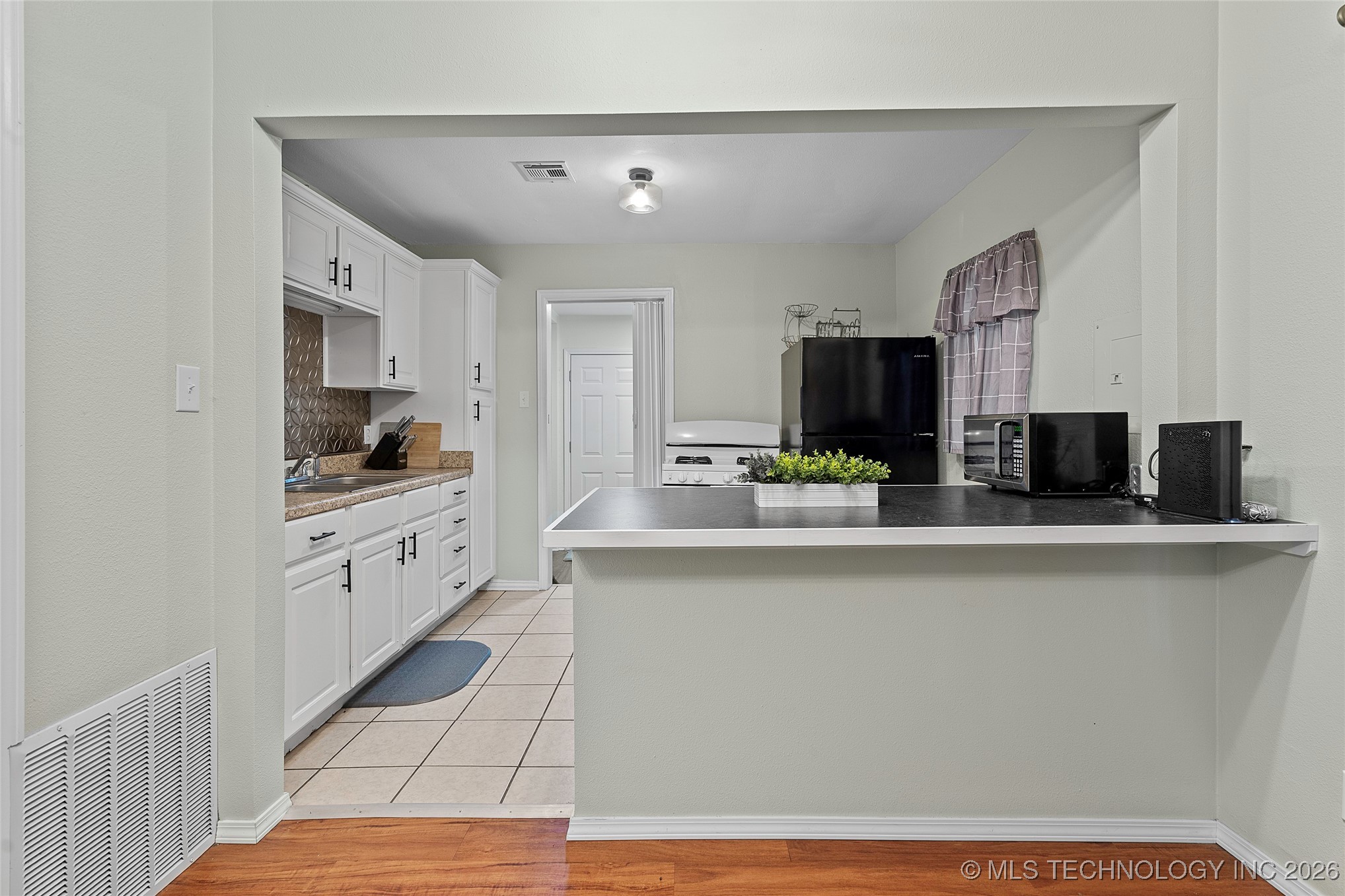 818 Northwest Boulevard Property Photo 6