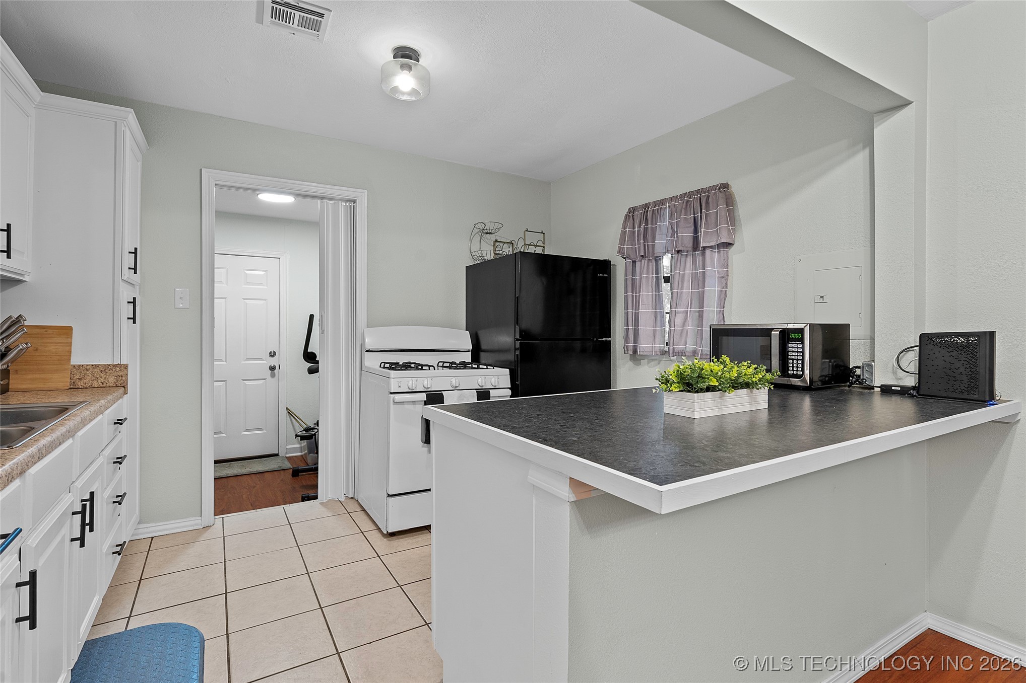 818 Northwest Boulevard Property Photo 7