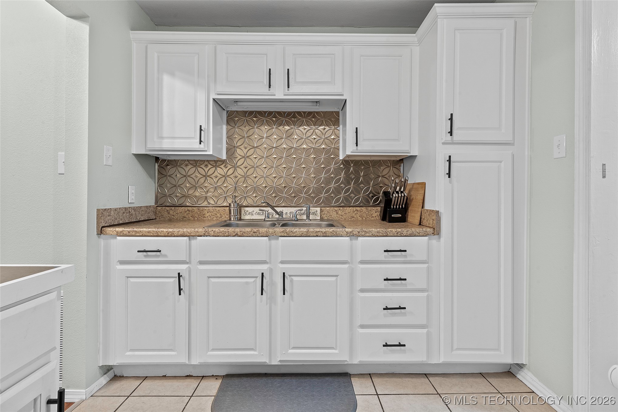 818 Northwest Boulevard Property Photo 8