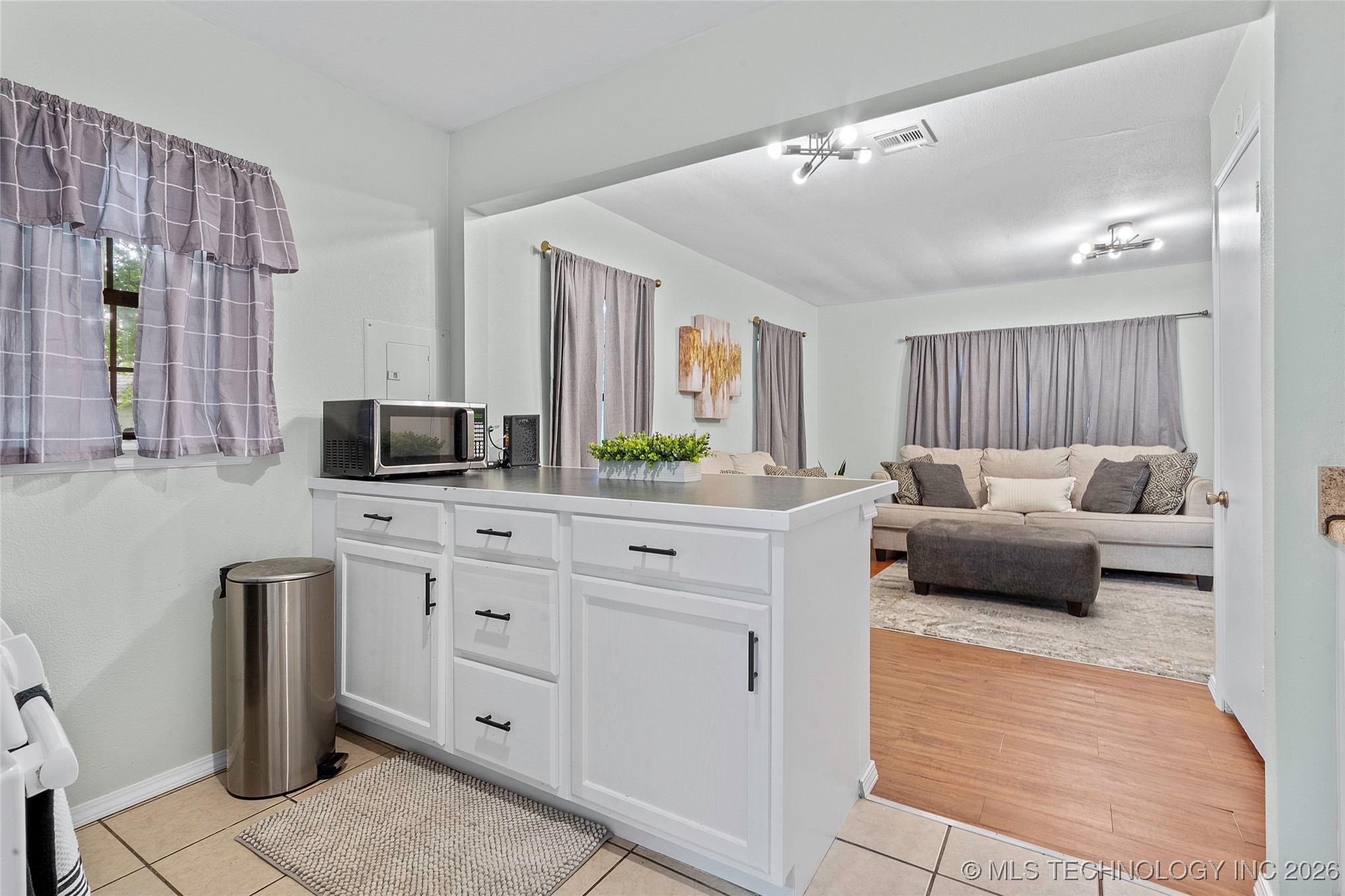 818 Northwest Boulevard Property Photo 9