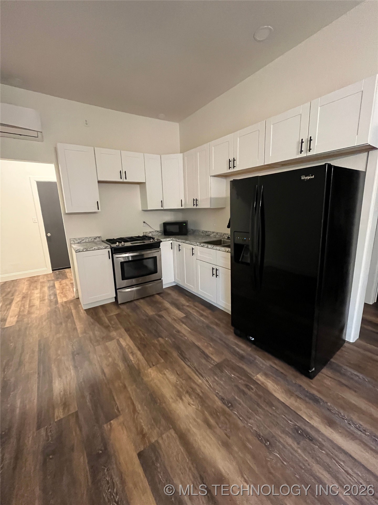 426 E 9th Property Photo 5