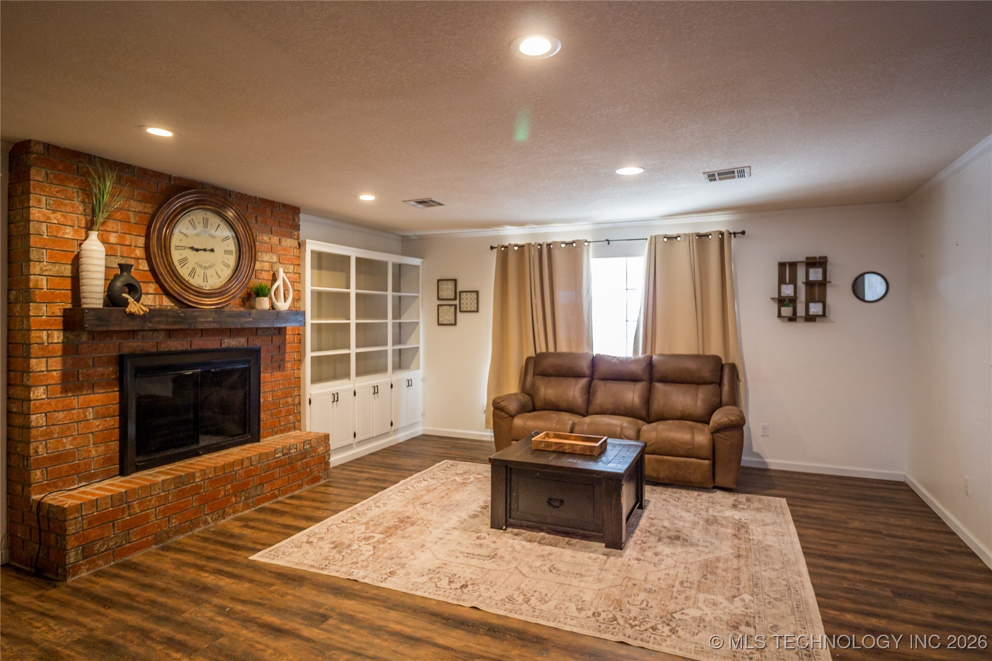 1200 Holly Property Photo 4