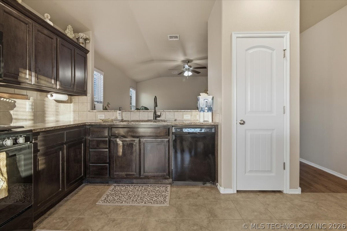 10452 S Kennedy Street Property Photo 13